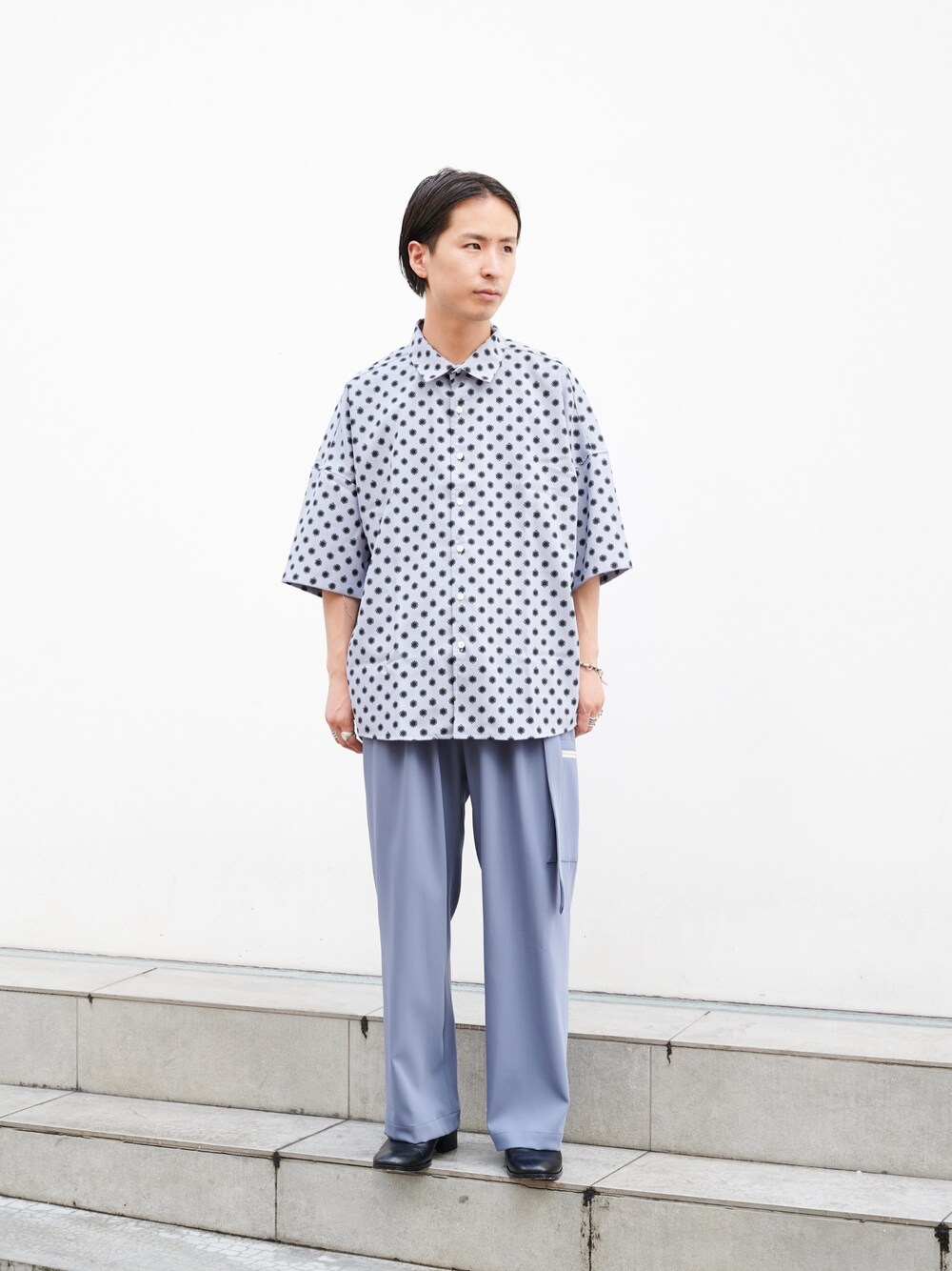 「アツいコーデ全部見せ、今日のコーデ、シンプルコーデ」｜「CULLNIのSTUDIOUS別注 CARGO PANTS（カーゴパンツ、グレー系）」を使った、yoshidaさん（メンズ・169cm）の夏コーディネートの1枚目の写真