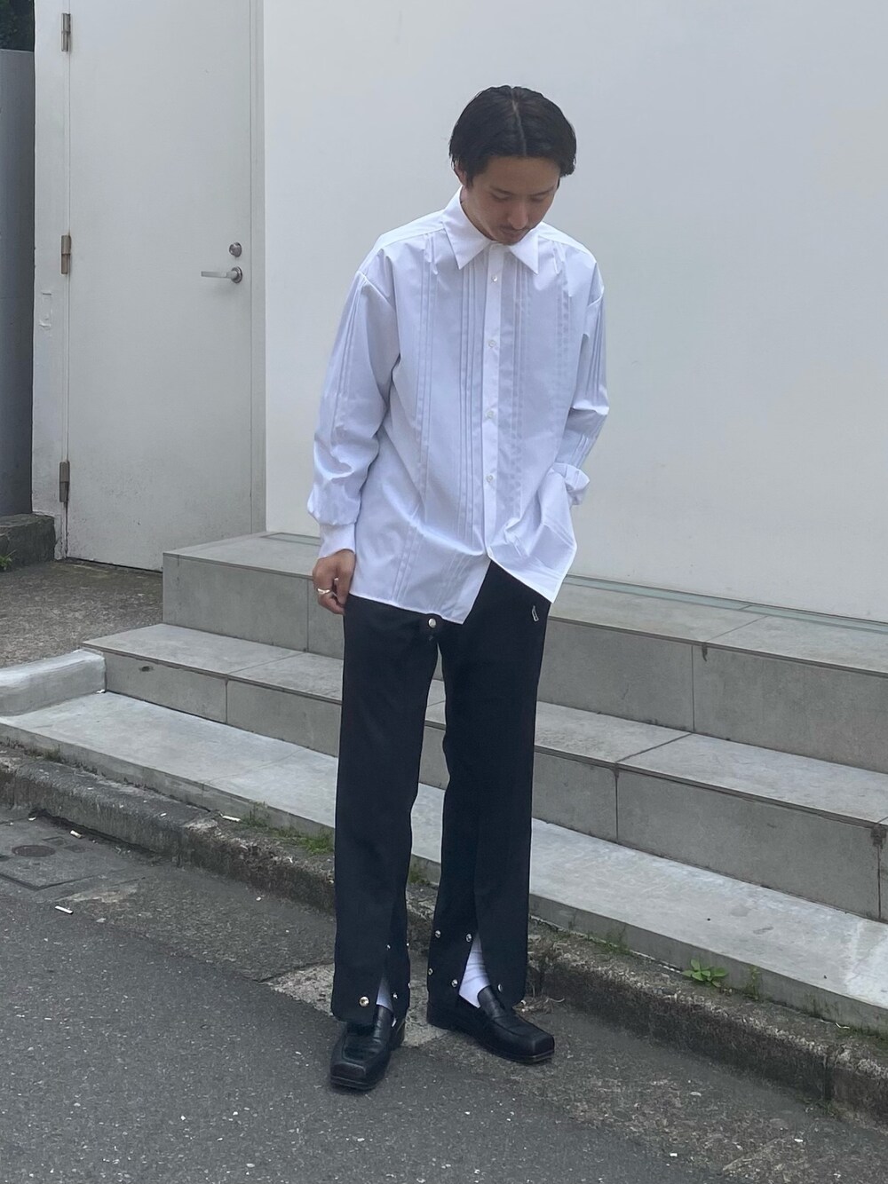 「春コーデ、春夏コーデ、シャツコーデ」｜「LiNoHのPLEATS L/S SHIRT/バイカラープリーツオーバーシャツ（シャツ/ブラウス、ホワイト系）」を使った、yoshidaさん（メンズ・169cm）の春コーディネートの1枚目の写真