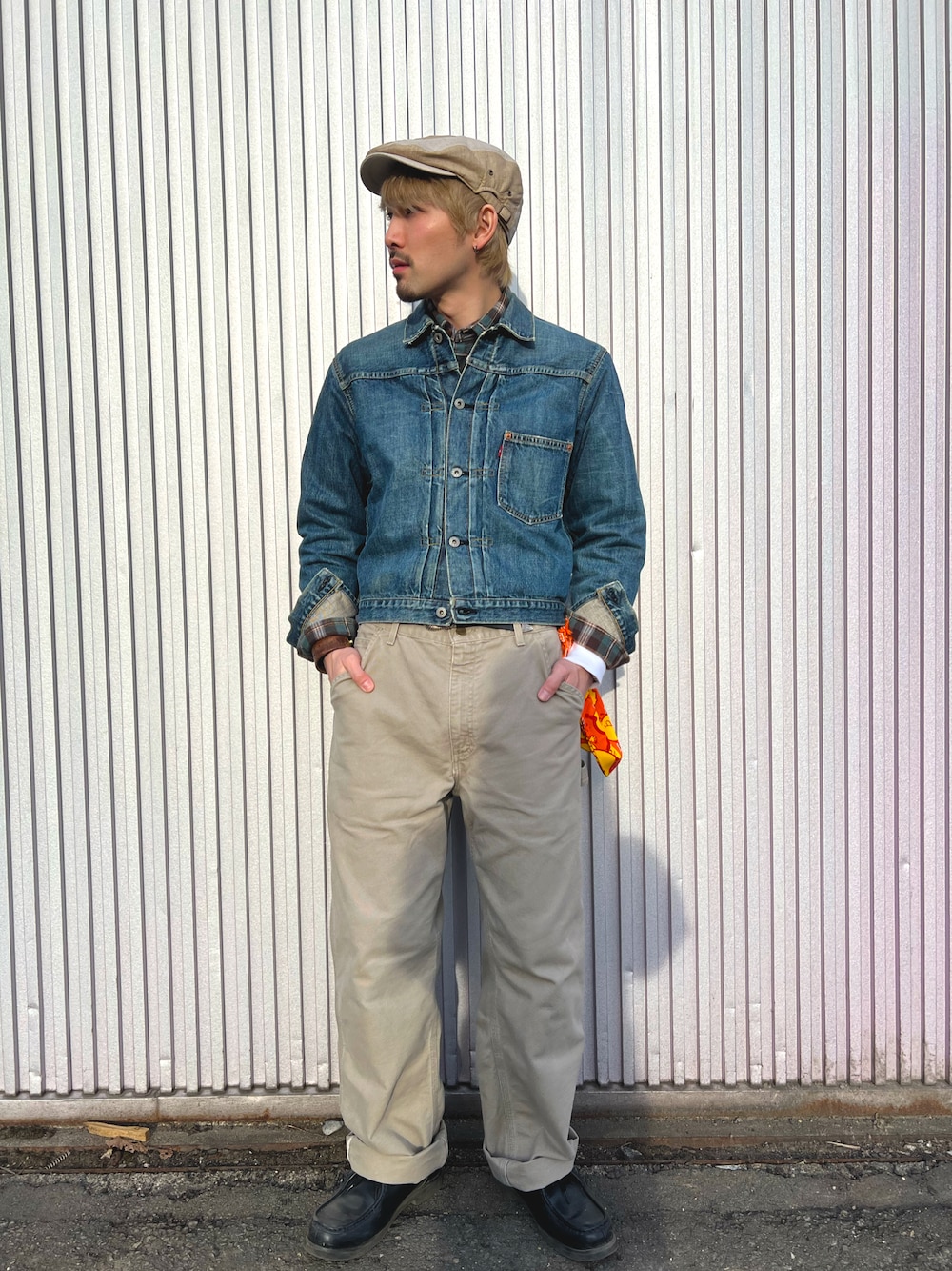 「carhartt、リーバイス、Levi's、アメカジ、デニム、ジージャン、ワイドパンツ、バンダナ、カジュアル、ベージュ」｜「Hush Puppiesのアイテム（ハンチング/ベレー帽、ベージュ系）」を使った、BUDDIES👍Kさん（骨格ストレート・メンズ・175cm）の春コーディネートの1枚目の写真