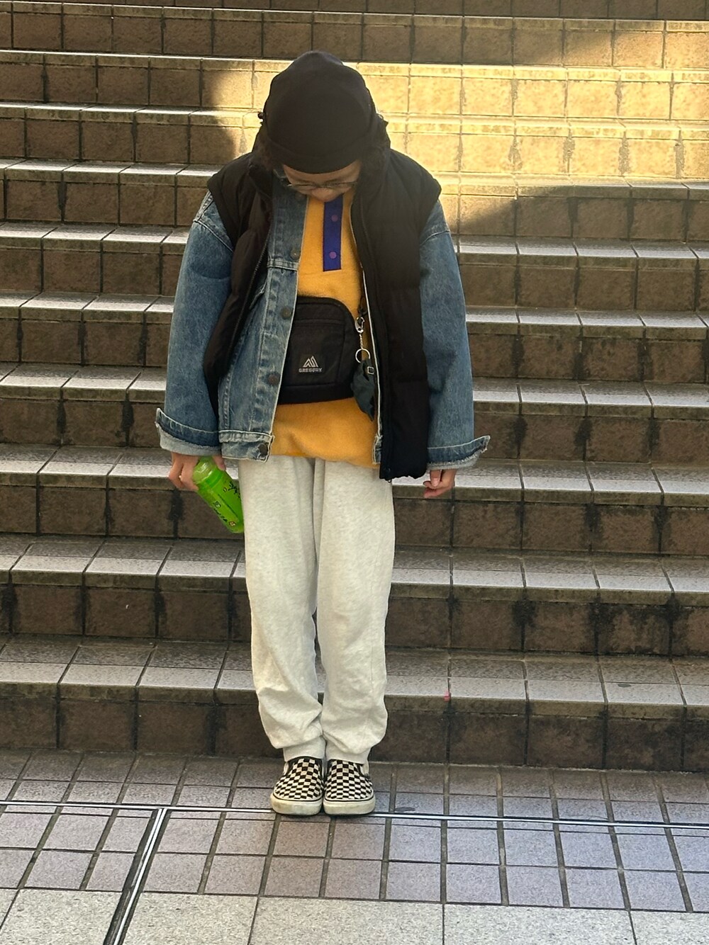 「ハーフジップ、男の子、キッズコーデ、おしゃれさんと繋がりたい、ベスト、おしゃれキッズ、キッズファッション」｜「Championのアイテム（スウェットパンツ、グレー系）」を使った、retoroさん（キッズ・160cm）の冬コーディネートの1枚目の写真