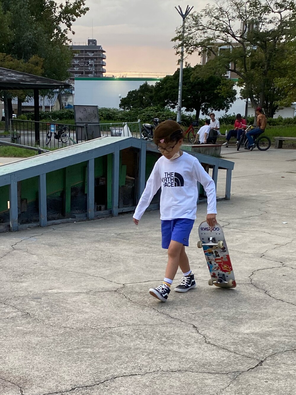 「おしゃれさんと繋がりたい、男の子コーデ、キッズコーデ、秋冬コーデ、おとこのこ、小学生、白Tシャツ、男の子」｜「VANSのアイテム（スニーカー、ブラック系）」を使った、retoroさん（キッズ・160cm）の秋コーディネートの1枚目の写真
