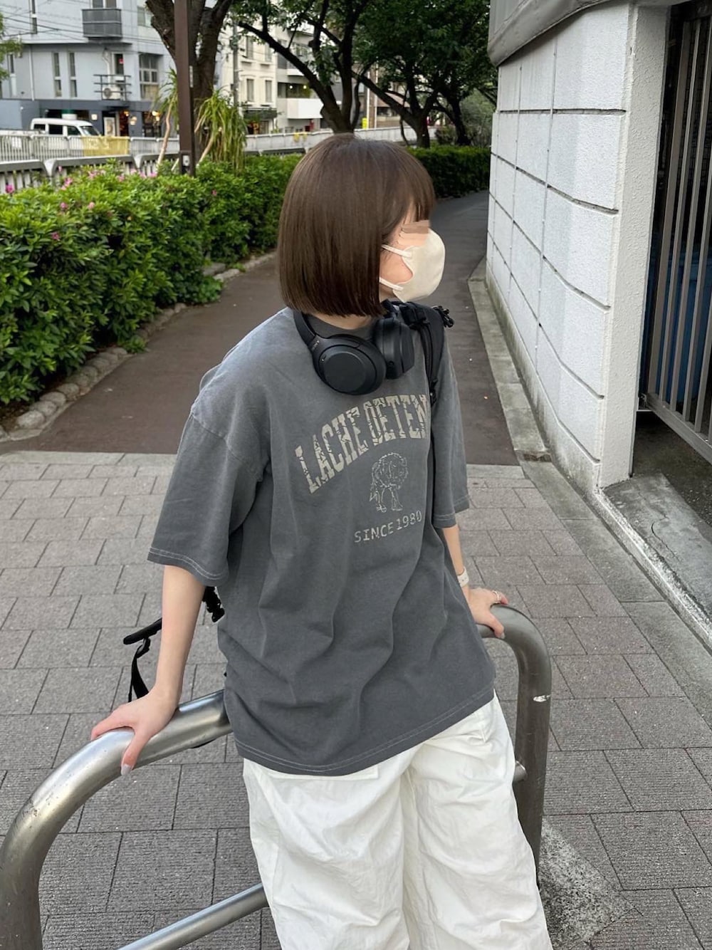 「Tシャツ、プリントT、ピグメント、ナイロンパンツ、ミリタリーパンツ、白パンツ、ヘッドホン、シンプルコーデ、メンズライク、ラクチンコーデ、flaner」｜「flanerのLoose pigment wolf tee/ルーズピグメントウルフT（Tシャツ/カットソー、グレー系）」を使った、ukiさん（レディース・155cm）の春コーディネートの1枚目の写真
