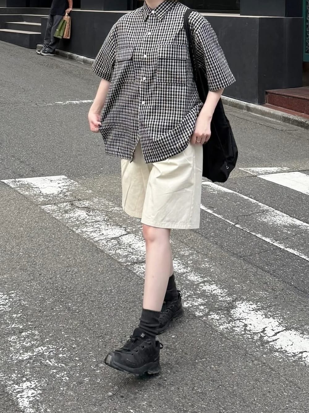 「夏ルックで気分アップ、半袖シャツ、チェックシャツ、シャツスタイル、ハーフパンツ、スニーカー、キャップ、ナップサック、モノトーン、シンプルコーデ、メンズライク」｜「SALOMONのSALOMON/サロモン XA PRO 3D V9 GTX W　エックスエープロブイナインゴアテックスウィメンズ レディース 防水 アウトドア L47270800（スニーカー、ブラック系）」を使った、ukiさん（骨格ストレート・レディース・155cm）の夏コーディネートの1枚目の写真
