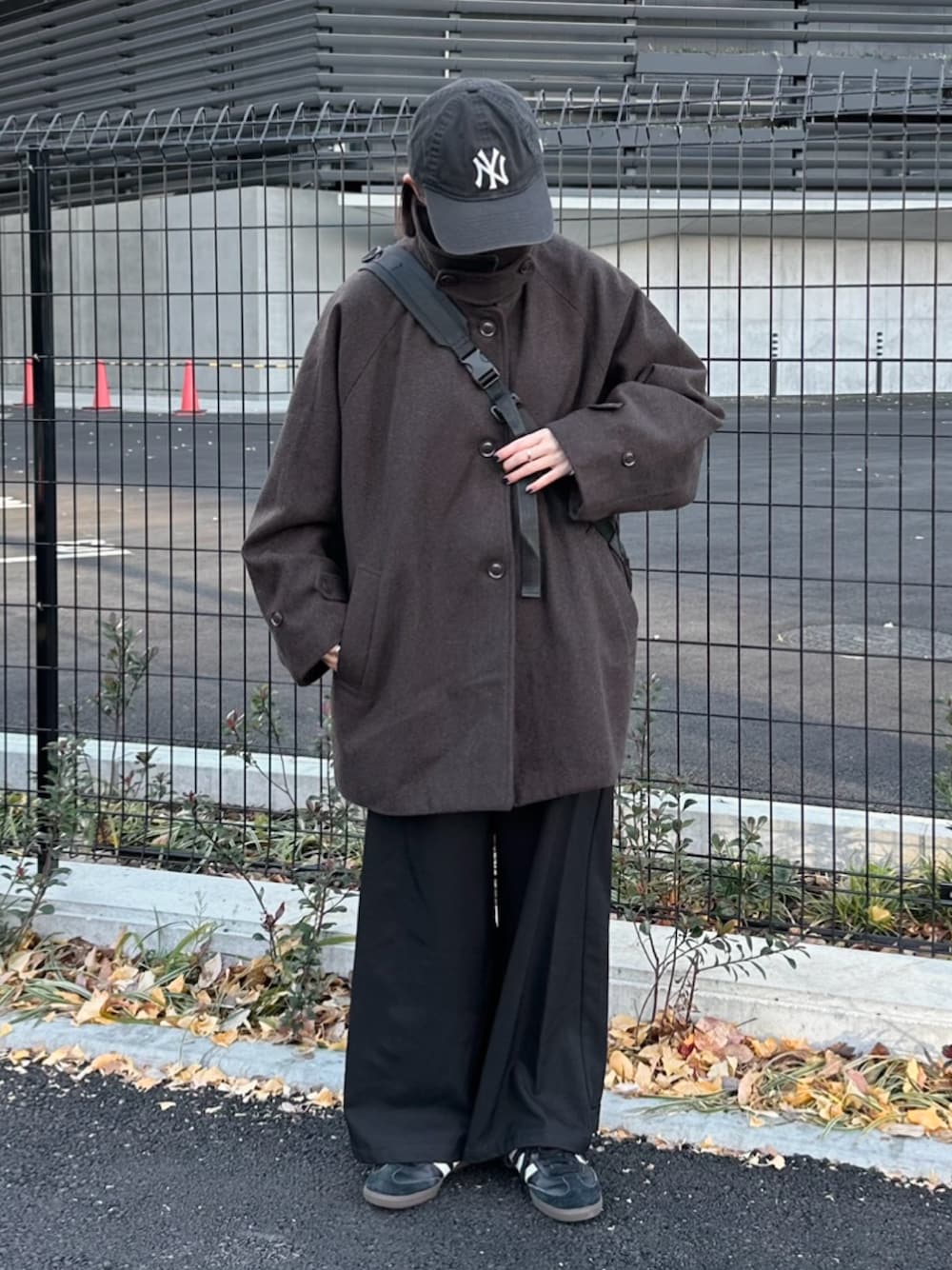 「冬コーデ、クリスマスに着たい服、パンツスタイル、ステンカラーコート、ミドルコート、スタンドカラー、スラックス、スラックスパンツ、スニーカー、キャップ、シンプルコーデ、カジュアルコーデ」｜「flanerのLoose soutien collar middle coat / ルーズステンカラーミドルコート（ステンカラーコート、ブラウン系）」を使った、ukiさん（レディース・155cm）の冬コーディネートの1枚目の写真