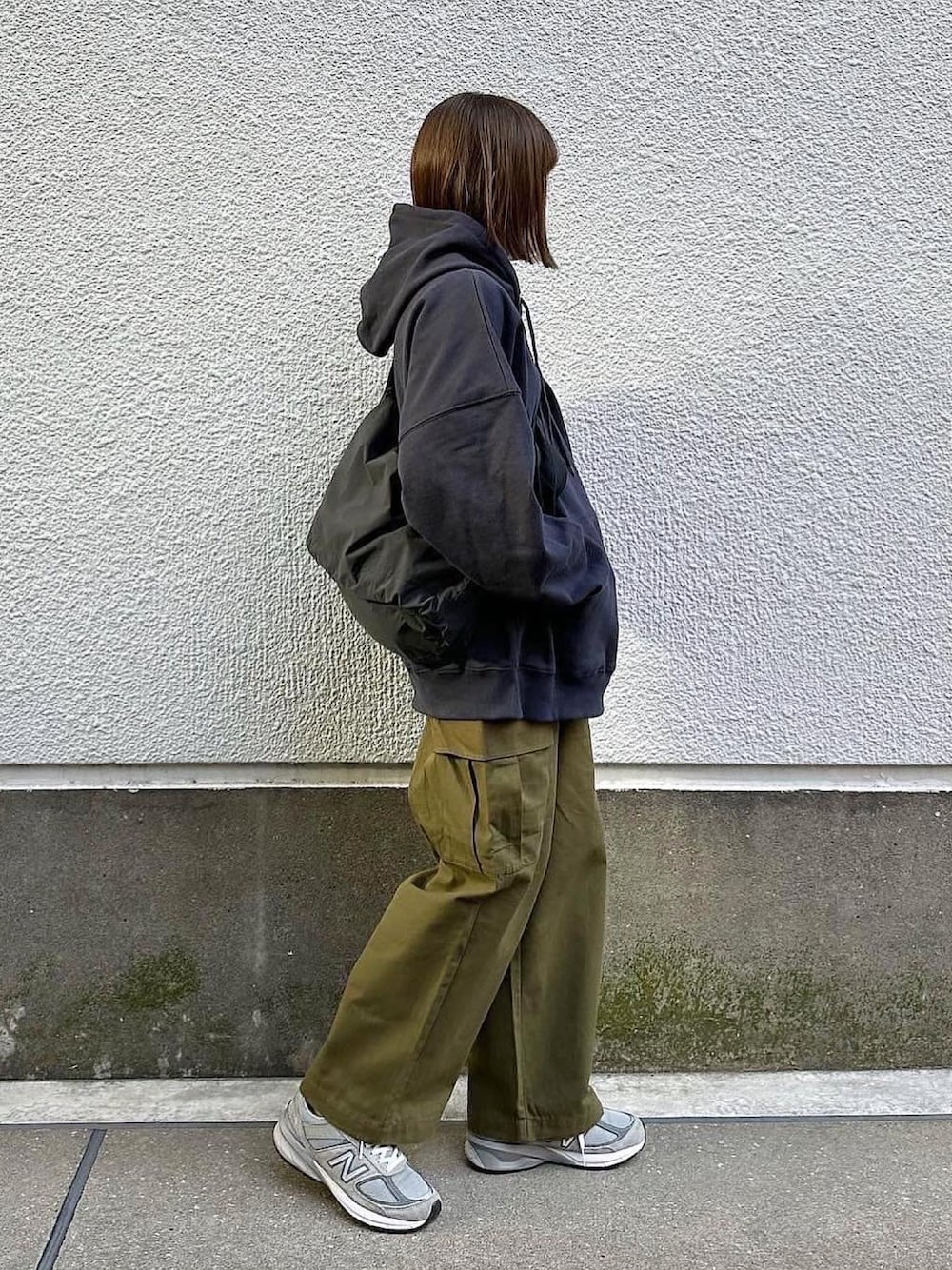 「パーカー、カーゴパンツ、ミリタリーパンツ、カーキパンツ、ネイビー、スニーカー、ショルダーバッグ、メンズライク、flaner」｜「flanerのLoose pocket foodie/ルーズポケットフードパーカー（パーカー、ブルー系）」を使った、ukiさん（レディース・155cm）の秋コーディネートの1枚目の写真
