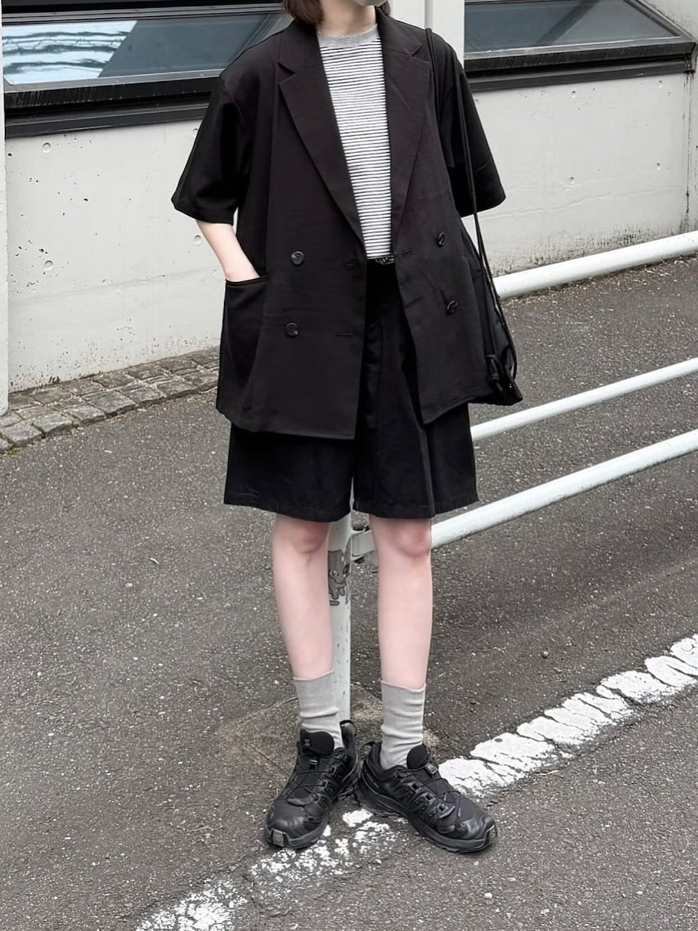 「ジャケット、ジャケットスタイル、ボーダートップス、Tシャツ、ハーフパンツ、スニーカー、ナップサック、スポーツミックス、シンプルコーデ、メンズライク、カジュアルコーデ、春夏コーデ」｜「COLONY 2139のテックリネン半袖テーラードジャケット（テーラードジャケット、ブラック系）」を使った、ukiさん（骨格ストレート・レディース・155cm）の夏コーディネートの1枚目の写真
