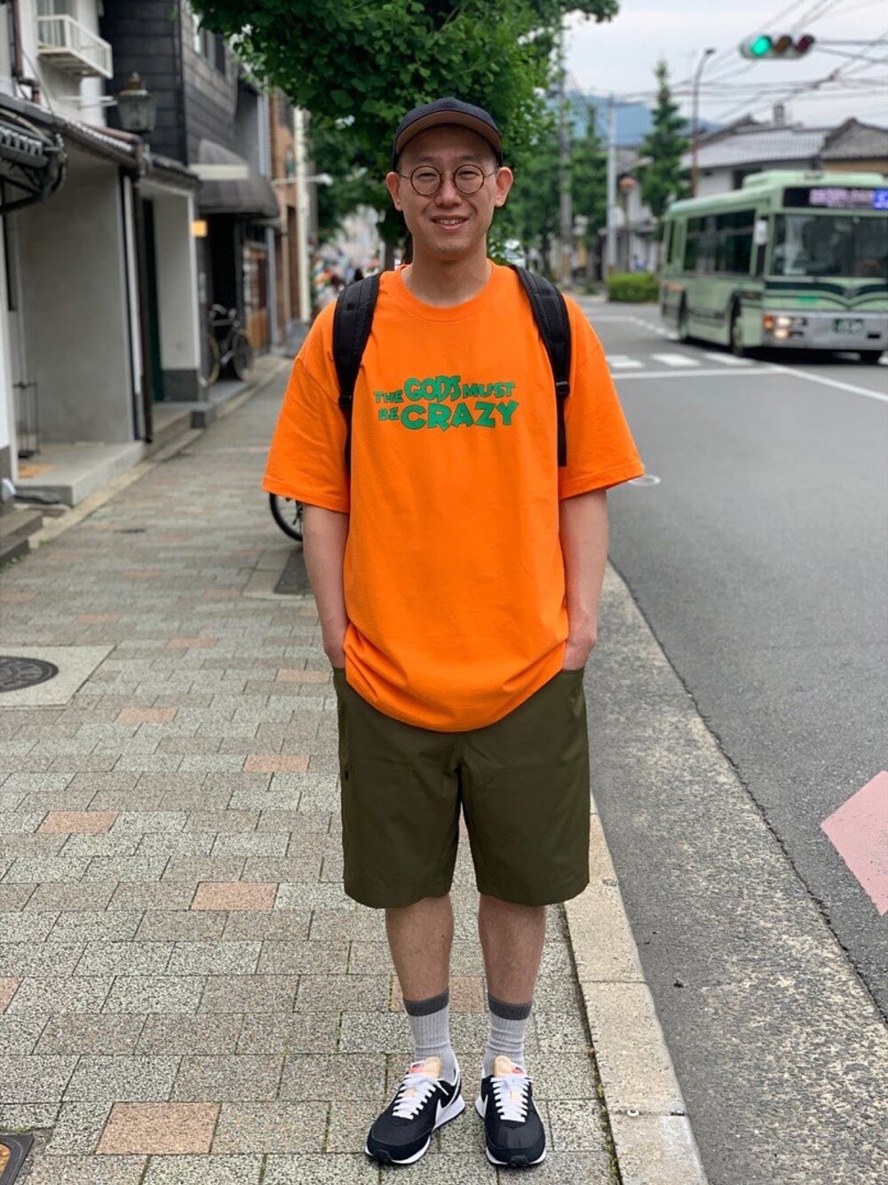 オレンジ系のTシャツ/カットソーを着用したメンズの夏コーディネートの1枚目の写真