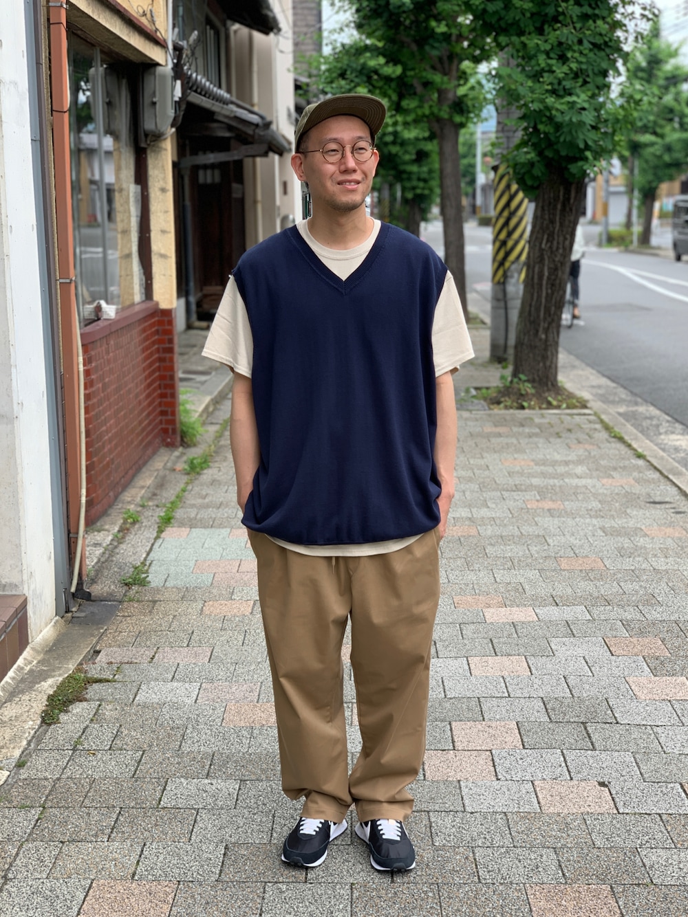 ブラック系のスニーカーを着用したメンズの夏コーディネートの1枚目の写真