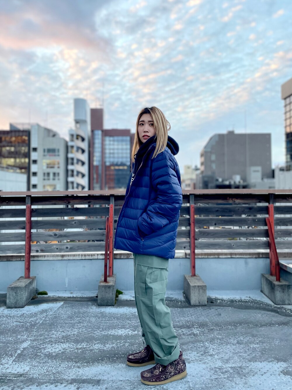 「benchkyoto、カジュアルコーデ、シンプルコーデ、冬コーデ、ootd、お洒落さんとつながりたい、ストリートコーデ、ワイドパンツ、オーバーサイズ、ストリート、street、休日コーデ、ラルフローレン」｜「POLO RALPH LAURENのアイテム（ダウンジャケット/コート、ブルー系）」を使った、BENCHさん（レディース・158cm）の冬コーディネートの1枚目の写真