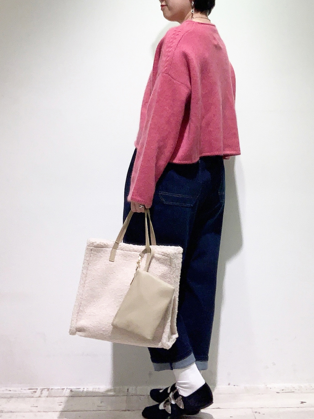 「ショート丈トップス、ニット、オトナカジュアル、冬のコーデ、デニム、デニムパンツ、バレエシューズ、きれいめカジュアル、ニットコーデ、トートバッグ、ピンク、カラーニット」｜「PUAL CE CINのリバーシブルボアトート（トートバッグ、ホワイト系）」を使った、suzuさん（レディース・167cm）の冬コーディネートの1枚目の写真