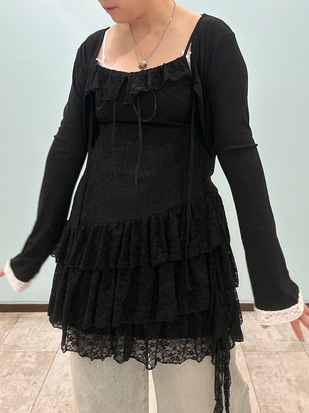 「秋服準備はじめました、デニム、デニムパンツ、ミニワンピ、レース、レーストップス、チュニック、オリーブ デ オリーブ(OLIVE des OLIVE)」｜「OLIVE des OLIVEのラッフルリボンミニキャミワンピース（ワンピース/ドレス、ブラック系）」を使った、suzuさん（レディース・167cm）の夏コーディネートの1枚目の写真