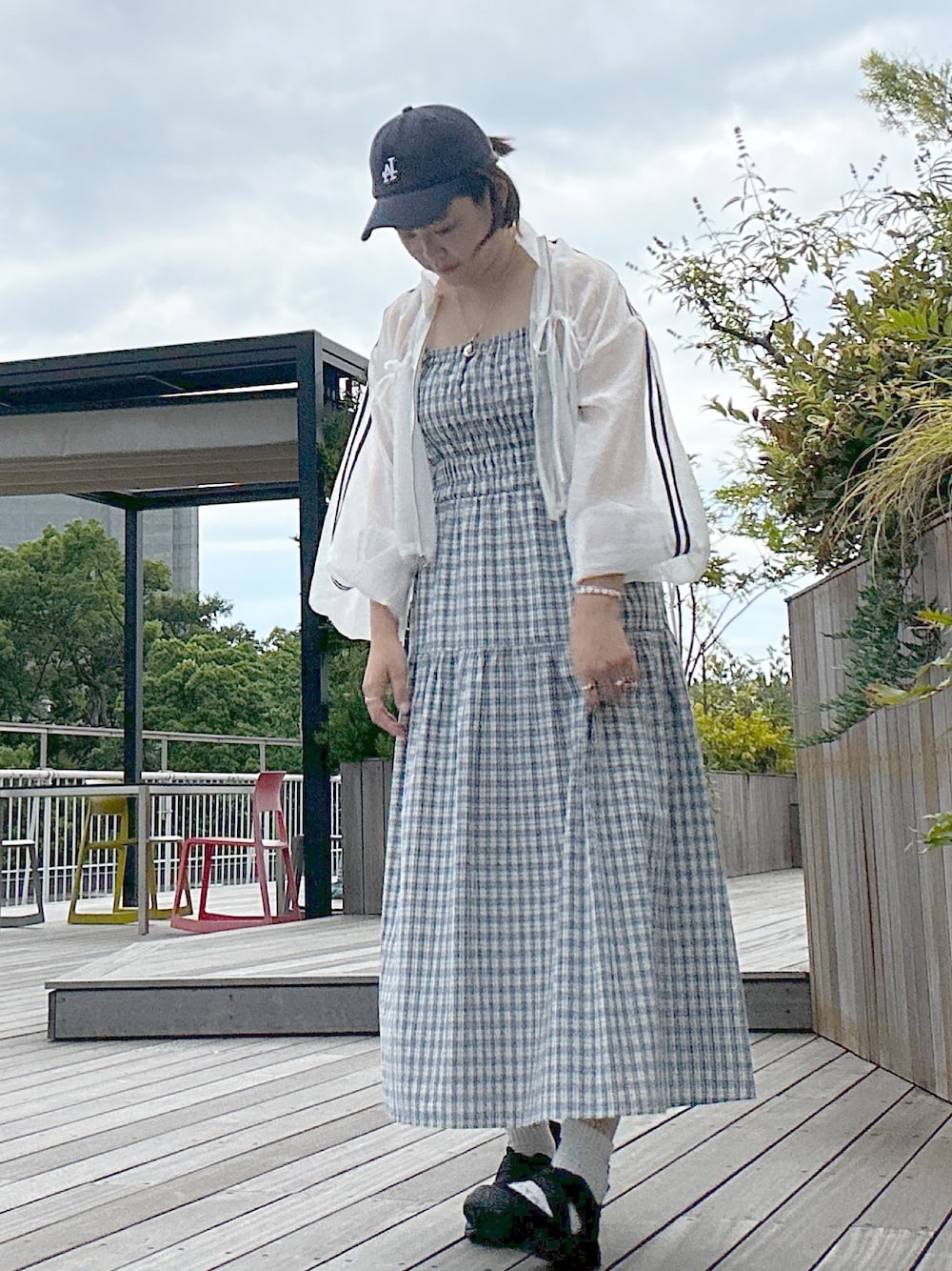 「ワンピース、ワンピーススタイル、キャミワンピ、キャミワンピース、チェック、チェック柄、大人カジュアル、大人コーデ、大人女子、大人ガーリー、シンプルコーデ、シャツスタイル、シアートップス」｜「OLIVE des OLIVEのチュールリボンシャーリングワンピース（ワンピース/ドレス、ブルー系）」を使った、suzuさん（レディース・167cm）の夏コーディネートの1枚目の写真