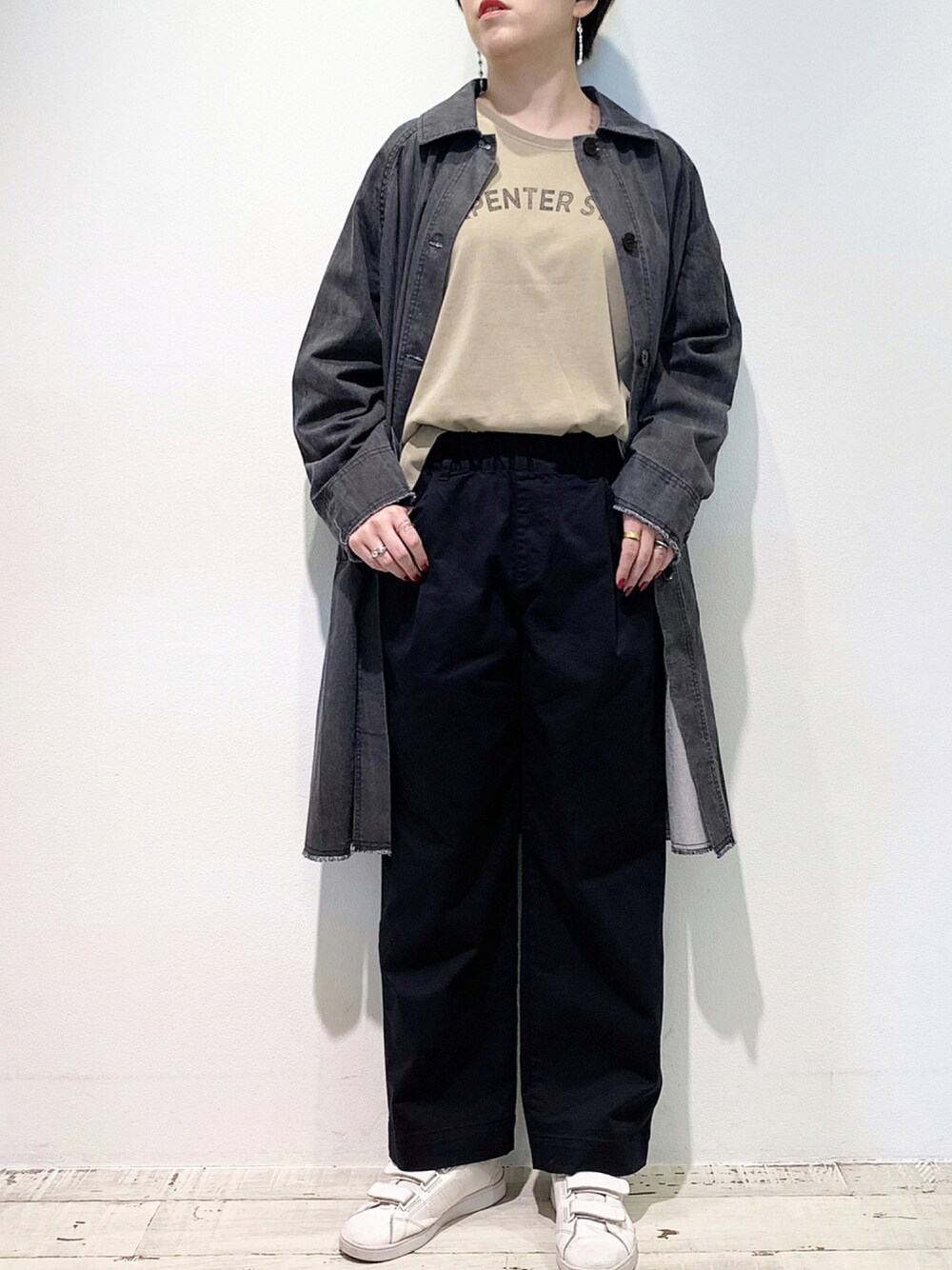 「コート、アウター、秋のコーデ、ワイドパンツ、pualcecin、ヒッコリー、カジュアルコーデ、オトナカジュアル、秋コーデ、高身長女子、秋服準備はじめました、秋トレンド2021」｜「PUAL CE CINの綿麻ストレッチワイドパンツ（その他パンツ、ブラック系）」を使った、suzuさん（レディース・167cm）の秋コーディネートの1枚目の写真