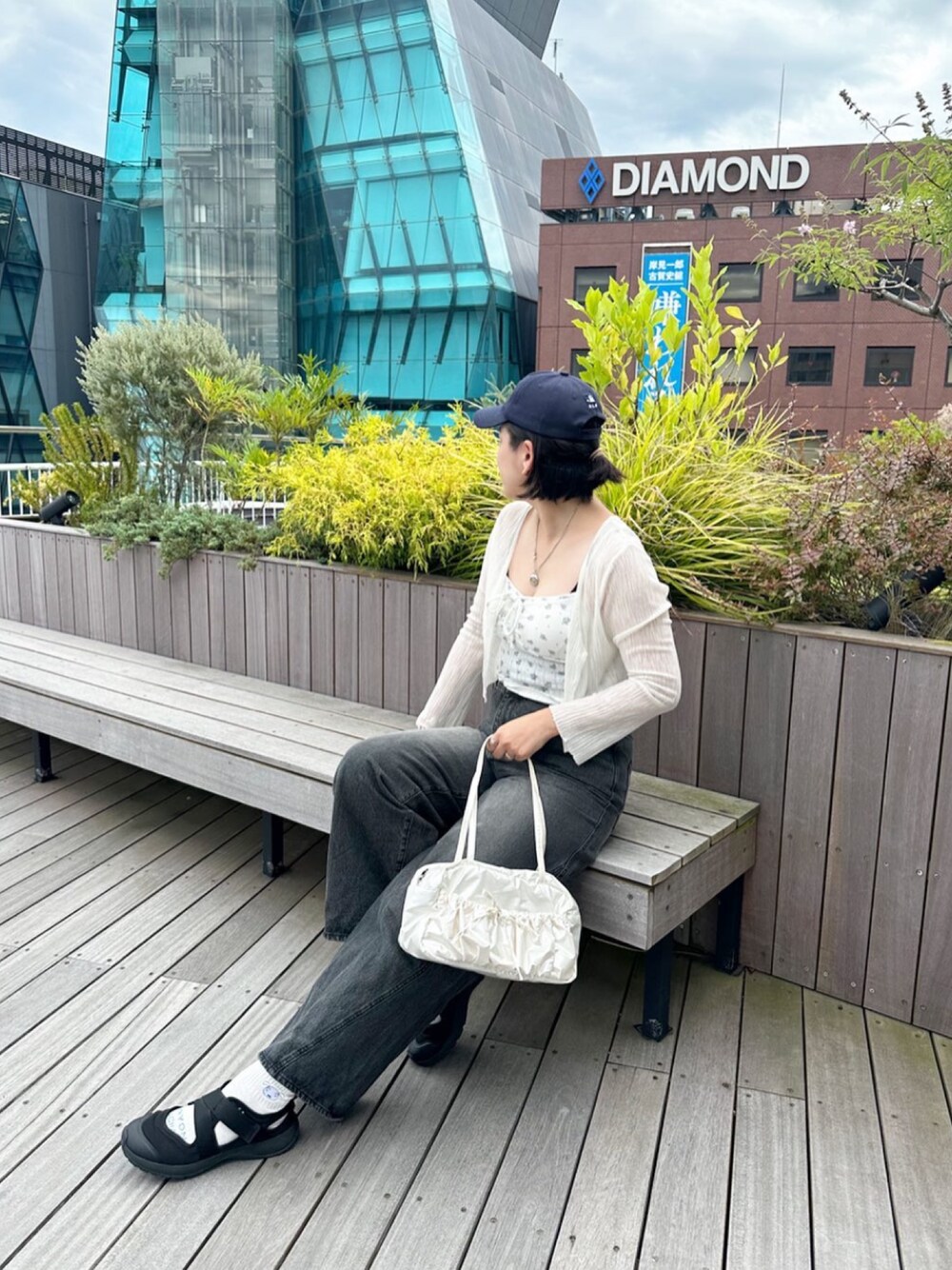 「カーディガン、キャミソール、花柄、デニム、シンプルコーデ、大人女子、大人ガーリー、高身長、高身長女子、オトナ女子」｜「OLIVE des OLIVEの花柄キャミ+シアカーデセット 1042050040（アンサンブル、ホワイト系）」を使った、suzuさん（レディース・167cm）の夏コーディネートの1枚目の写真