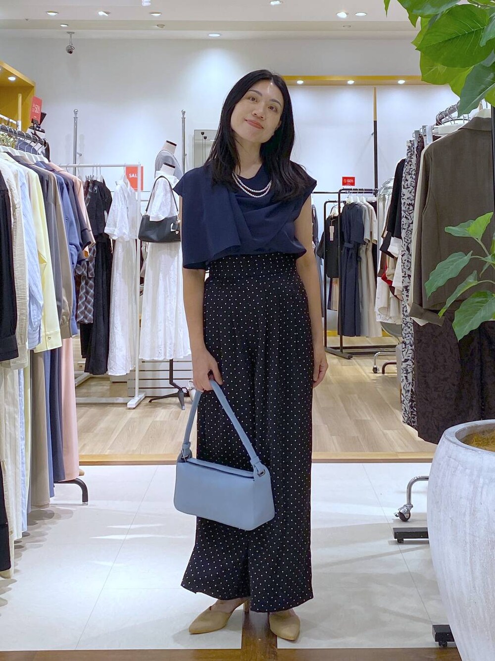 ブルー系のシャツ/ブラウス、その他のその他パンツ、グレー系のその他パンツを着用したレディースの夏コーディネートの1枚目の写真