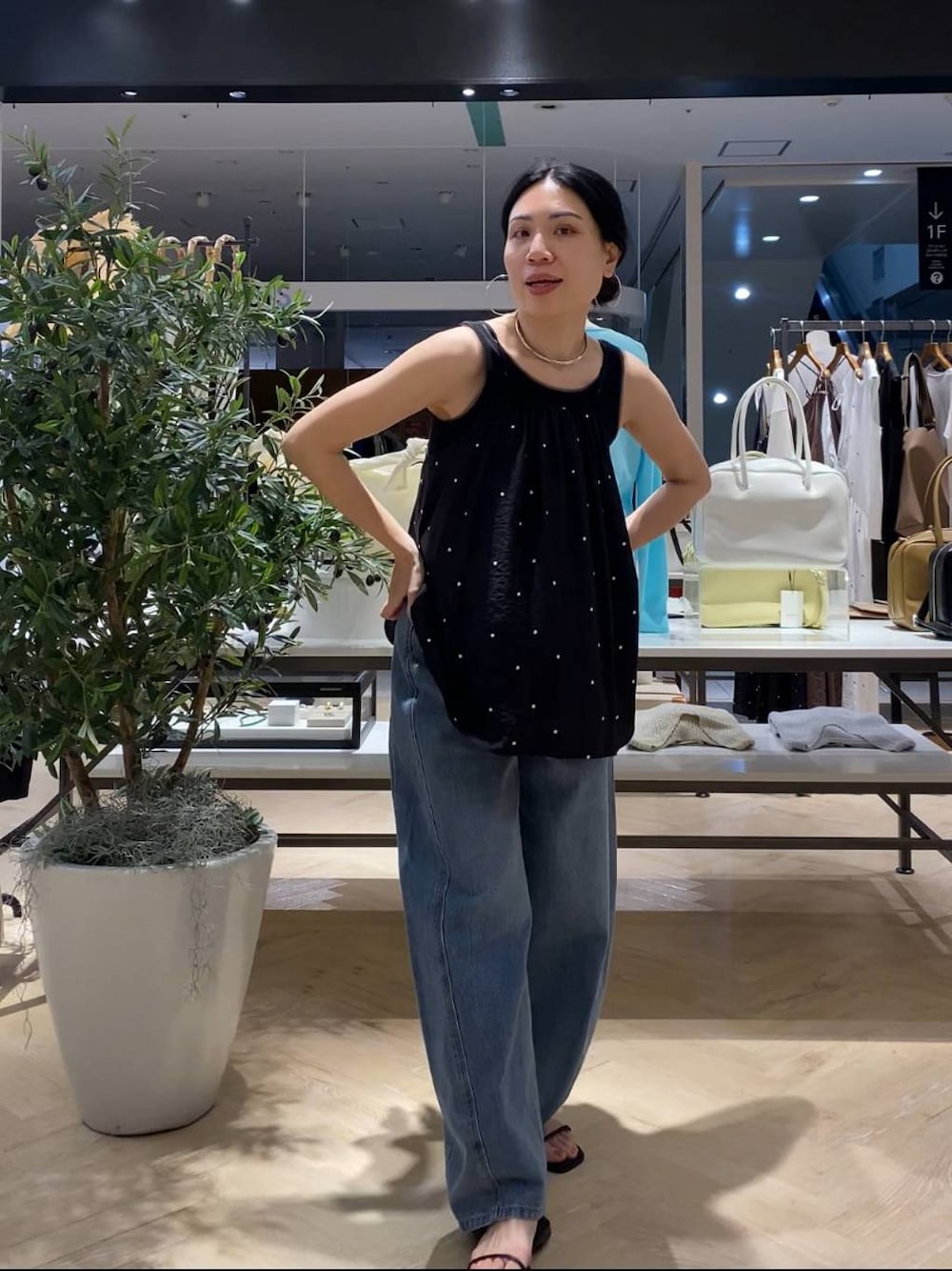 「apart by lowrys、デニムパンツ、キャミソール、タンクトップ、サンダル、ネックレス、ピアス、夏コーデ、大人カジュアル、シンプルコーデ、ナチュラル、旅行、楽ちんコーデ」｜「A part byのApbコクーンデニムパンツ（デニムパンツ、ブルー系）」を使った、いっちーさん（レディース・162cm）の春コーディネートの1枚目の写真