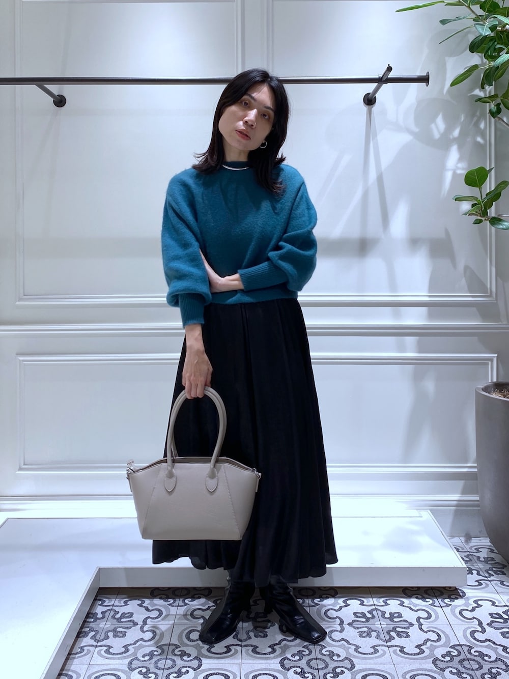 「apartbylowrys、アパートバイローリーズ、オトナカジュアル、秋冬、大人コーデ、シンプル、お仕事コーデ、オフィスカジュアル、オフィススタイル、ニット、スカート、きれいめカジュアル、黒スカート、オトナ女子、シンプルコーデ」｜「A part byのハクプリントボリュームスカート（スカート、ブラック系）」を使った、いっちーさん（レディース・162cm）の秋コーディネートの1枚目の写真