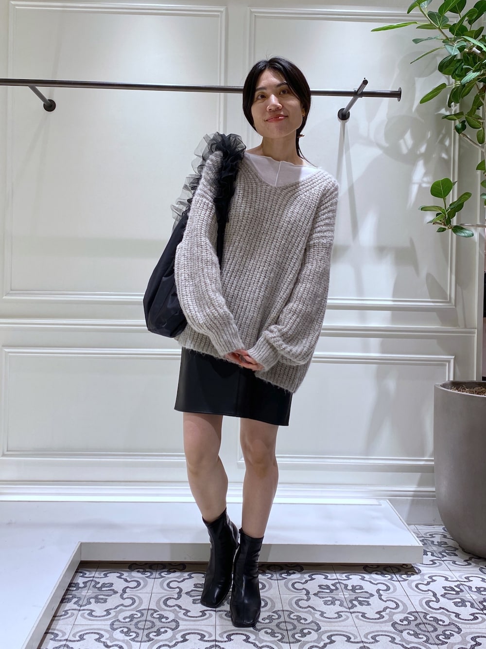 「apartbylowrys、アパートバイローリーズ、モノトーン、秋冬コーデ、休日スタイル、秋服、オトナ女子、シンプルコーデ、ブーツスタイル、ミニスカート、バッグ、ニット、ゆるコーデ、ゆるニット、デイリーカジュアル」｜「A part byの【前後2WAY】メローボート_長袖（Tシャツ/カットソー、ホワイト系）」を使った、いっちーさん（レディース・162cm）の秋コーディネートの1枚目の写真