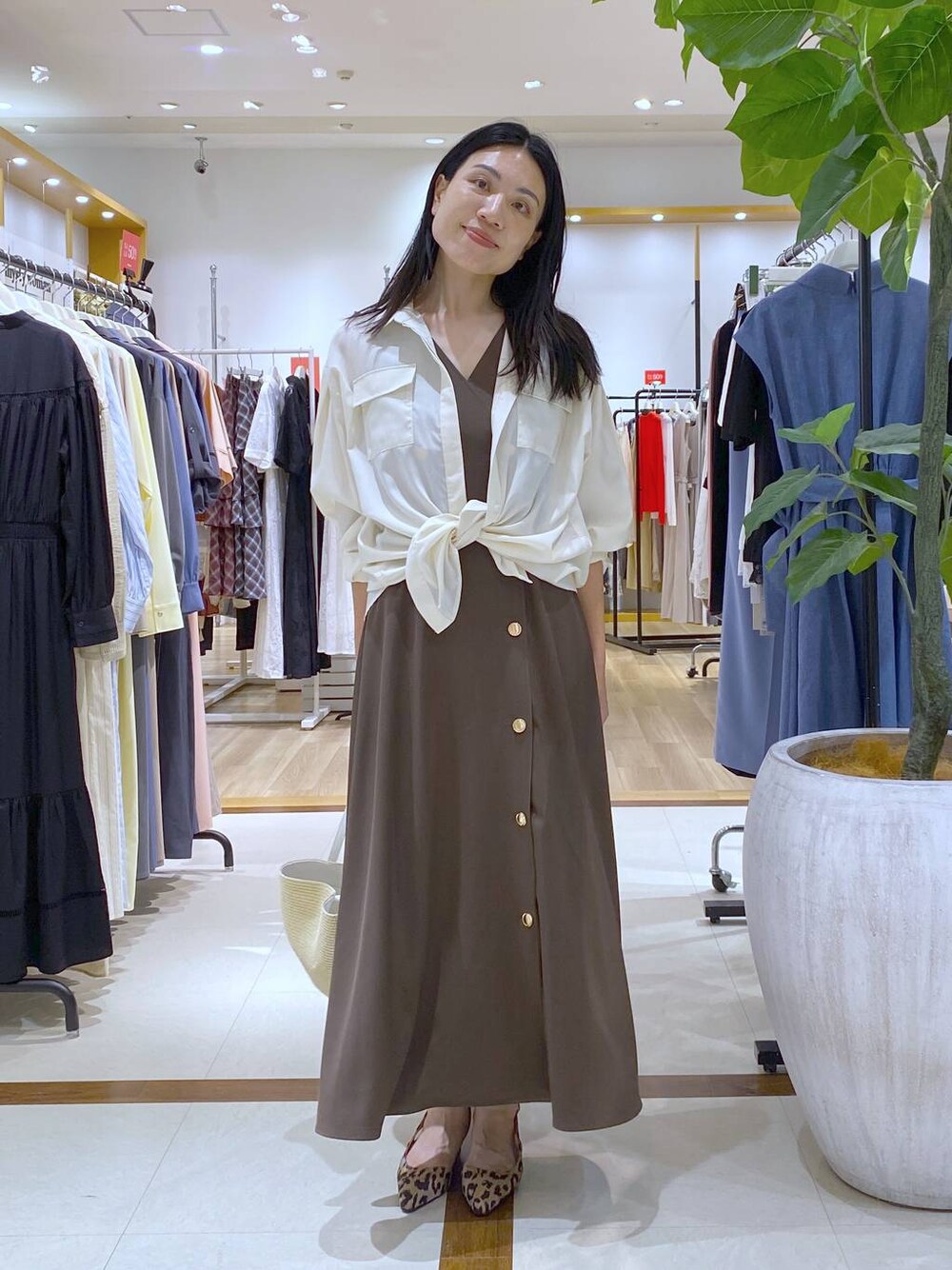 ブラウン系のワンピース、ホワイト系のシャツ/ブラウス、その他のパンプスを着用したレディースの夏コーディネートの1枚目の写真