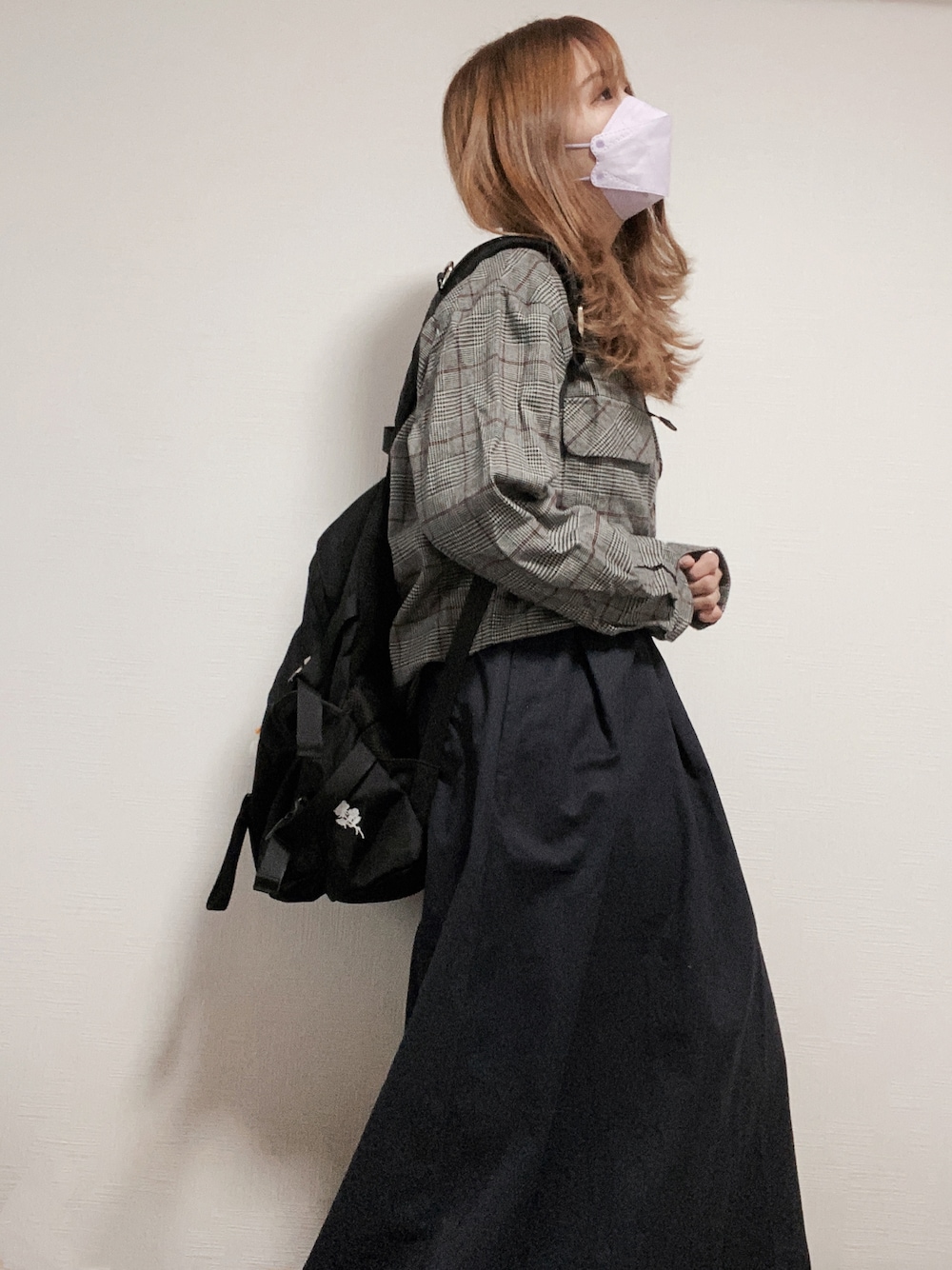 グレー系のシャツ/ブラウス、ブラック系のバックパック/リュック、ブルー系のスカートを着用したレディースの冬コーディネートの1枚目の写真