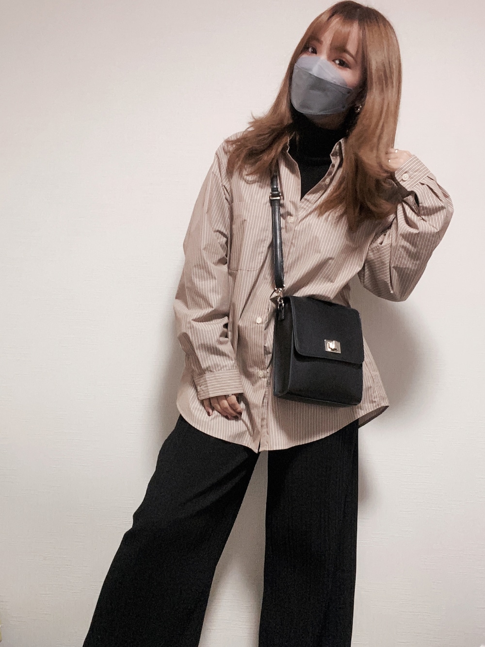 「パンツ、カジュアル、シャツ、ブラック、ショルダーバッグ、ストライプ、タートルネック、GU、ストライプシャツ、パンツスタイル、シャツスタイル、カジュアルコーデ、オトナカジュアル、オトナ女子、すずコーデ🍎」｜「GUのアイテム（シャツ/ブラウス、ベージュ系）」を使った、すず◡̈⋆さん（レディース・158cm）の秋コーディネートの1枚目の写真
