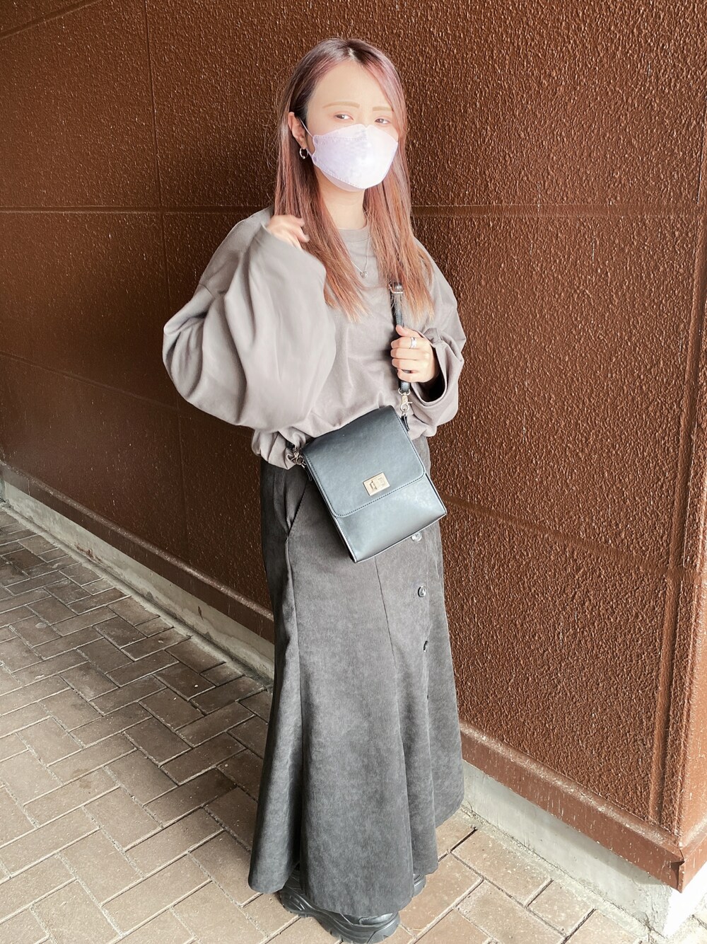 「スカート、Daniel Wellington、ダニエルウェリントン、休日スタイル、ADRER、adrer、きれいめカジュアル、すずコーデ🍎、大人女子、スカートスタイル、ロンT、グレー、カジュアル、カジュアルコーデ、GU」｜「WEGOの∴WEGO/KEI×WEGOスクエアショルダーバッグ（ショルダーバッグ、ブラック系）」を使った、すず◡̈⋆さん（レディース・158cm）の冬コーディネートの1枚目の写真