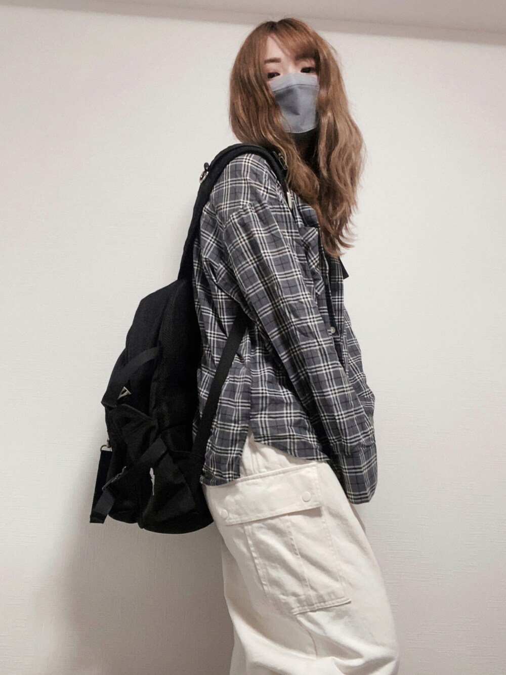 「チェック、パンツ、カジュアル、ボーイッシュ、チェックシャツ、リュック、秋のコーデ、白パンツ、パンツスタイル、カジュアルコーデ、秋、秋コーデ、リュックスタイル、adrer、すずコーデ🍎」｜「w closetの先染めチェック長袖シャツ_（シャツ/ブラウス、グレー系）」を使った、すず◡̈⋆さん（レディース・158cm）の秋コーディネートの1枚目の写真