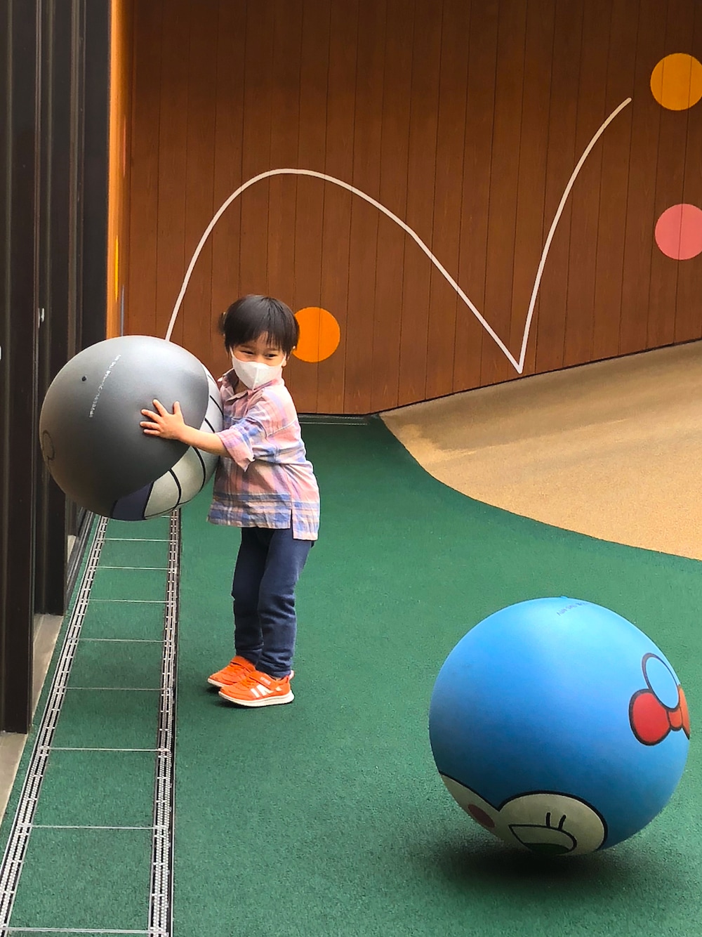 「春、兄妹コーデ、アンパンマンミュージアム」｜「BRANSHESの【ペア】やわらかチェックシャツ（シャツ/ブラウス、ブラウン系）」を使った、みちこさん（レディース・156cm）の春コーディネートの1枚目の写真