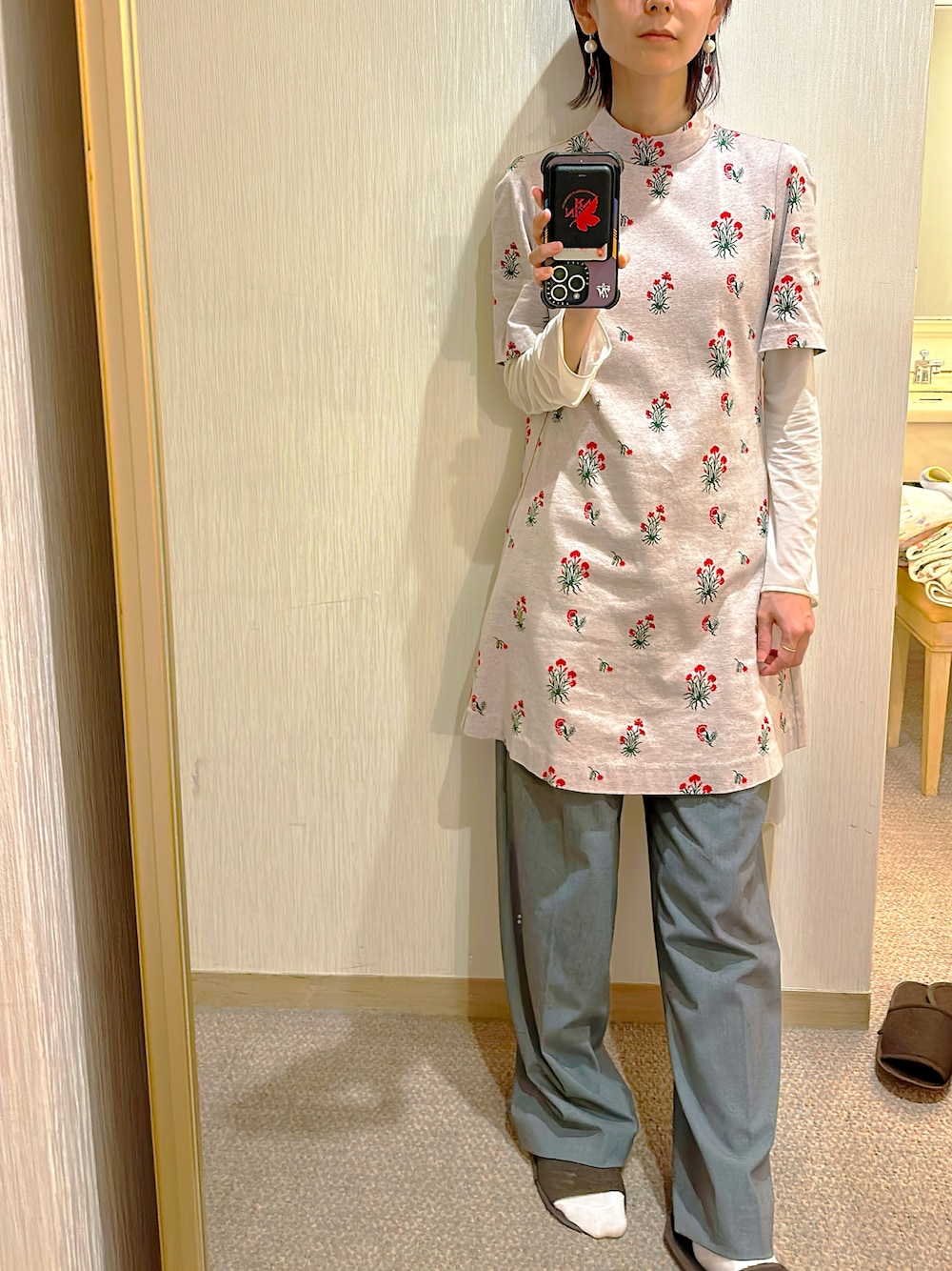「旅行、低身長、子どもとお散歩、mame、UNIQLO」｜「UNIQLOのタックワイドパンツ（その他パンツ、グレー系）」を使った、みちこさん（レディース・156cm）の春コーディネートの1枚目の写真