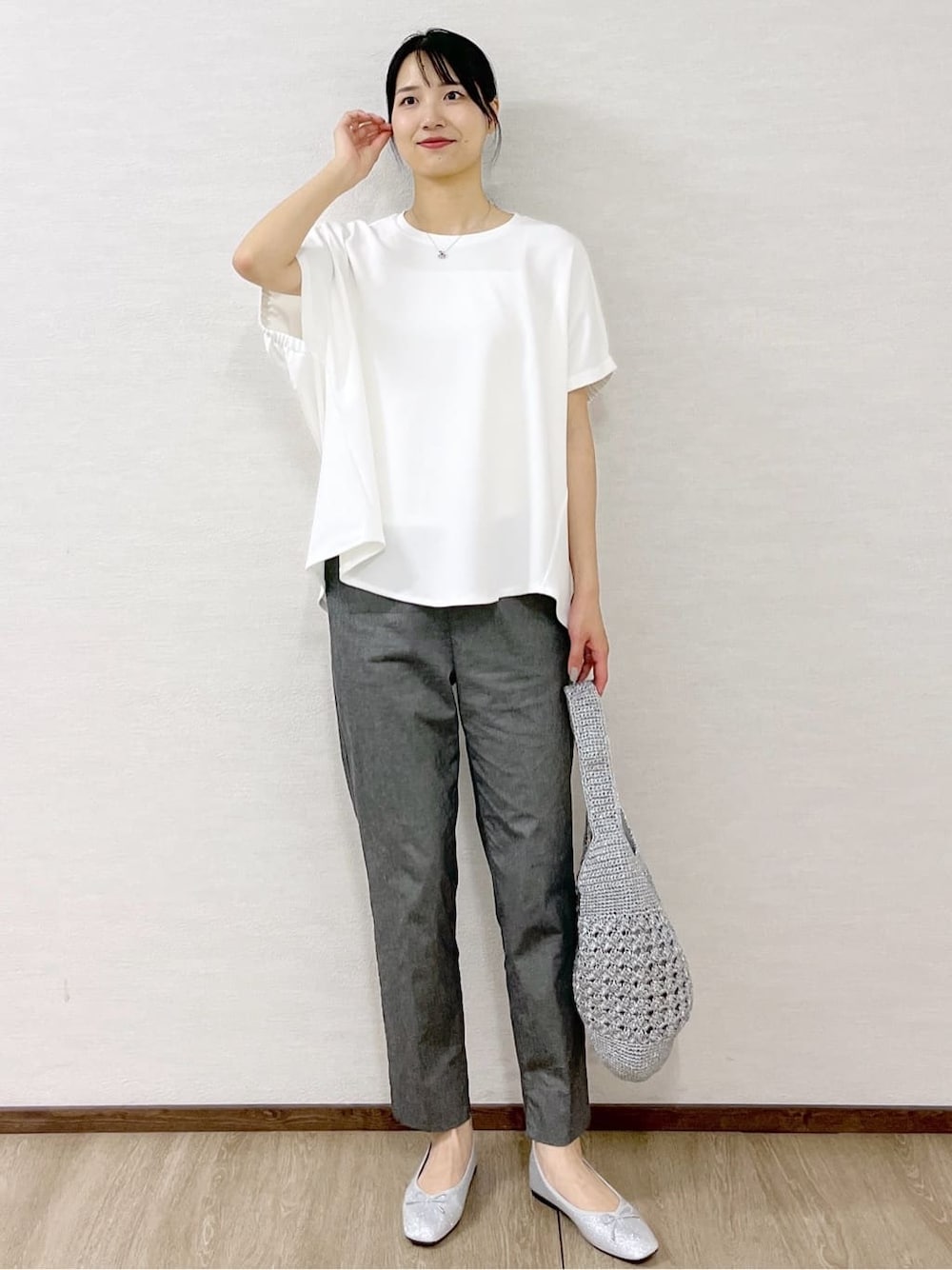 ホワイト系のTシャツ/カットソー、グレー系のその他パンツ、ブラック系のボストンバッグを着用したレディースの夏コーディネートの1枚目の写真