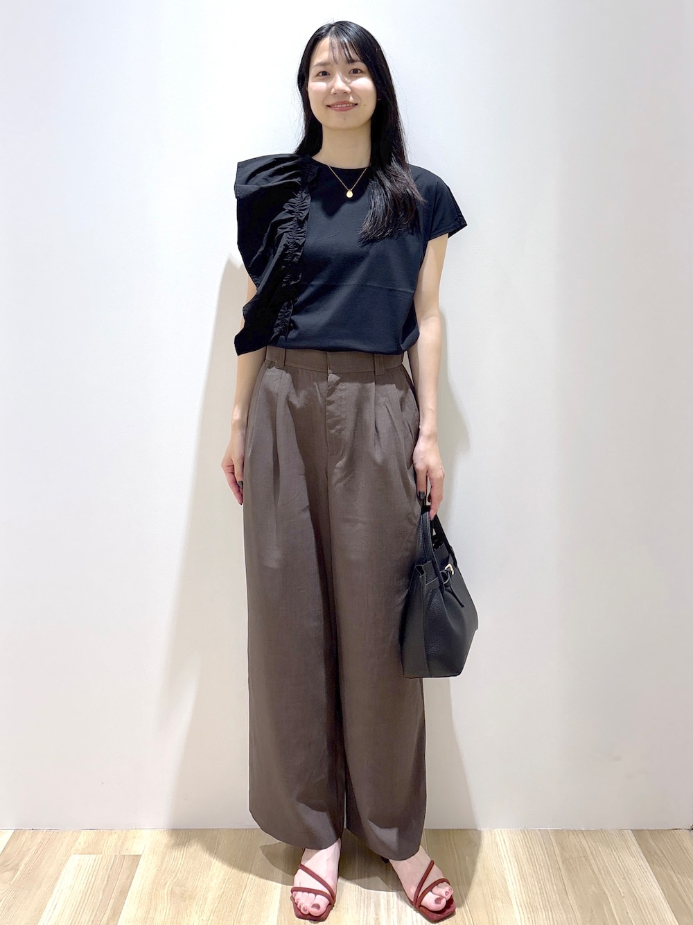 ブラック系のTシャツ/カットソー、ブラウン系のその他パンツ、ブラウン系のトートバッグを着用したレディースの夏コーディネートの1枚目の写真