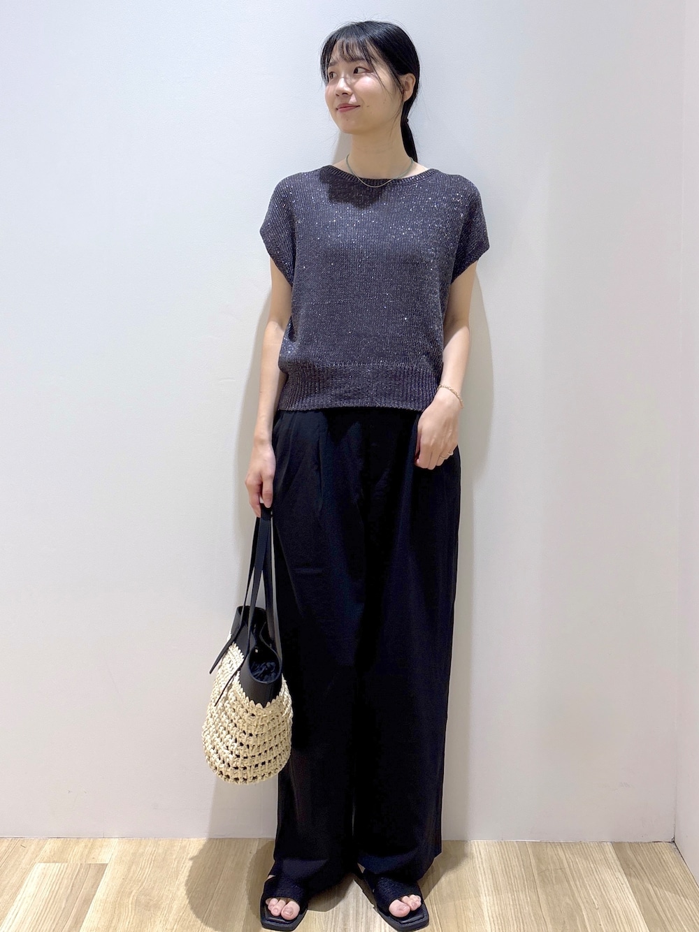 グレー系のニット/セーター、ブラック系のその他パンツ、ブラック系のトートバッグを着用したレディースの夏コーディネートの1枚目の写真