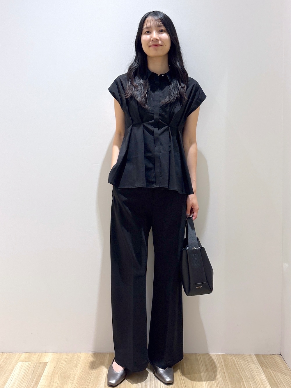 ブラック系のシャツ/ブラウス、ブラック系のその他パンツ、ブラック系のトートバッグを着用したレディースの夏コーディネートの1枚目の写真
