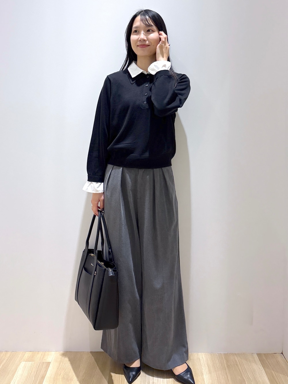 ブラック系のニット/セーター、グレー系のその他パンツ、ブラック系のトートバッグを着用したレディースの秋コーディネートの1枚目の写真