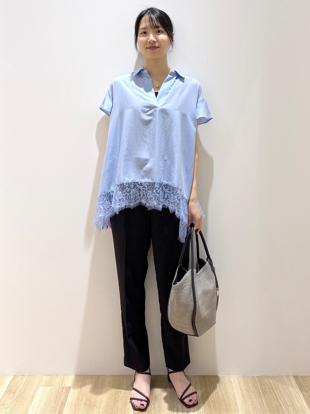 ブルー系のシャツ/ブラウス、ブラック系のその他パンツ、グレー系のトートバッグを着用したレディースの春コーディネートの1枚目の写真