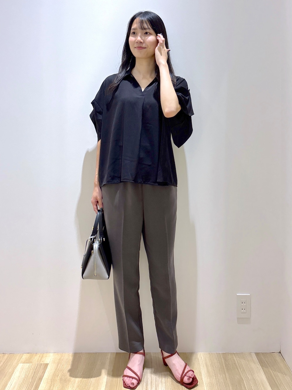 ブラック系のシャツ/ブラウス、グレー系のその他パンツ、ブラック系のショルダーバッグを着用したレディースの夏コーディネートの1枚目の写真