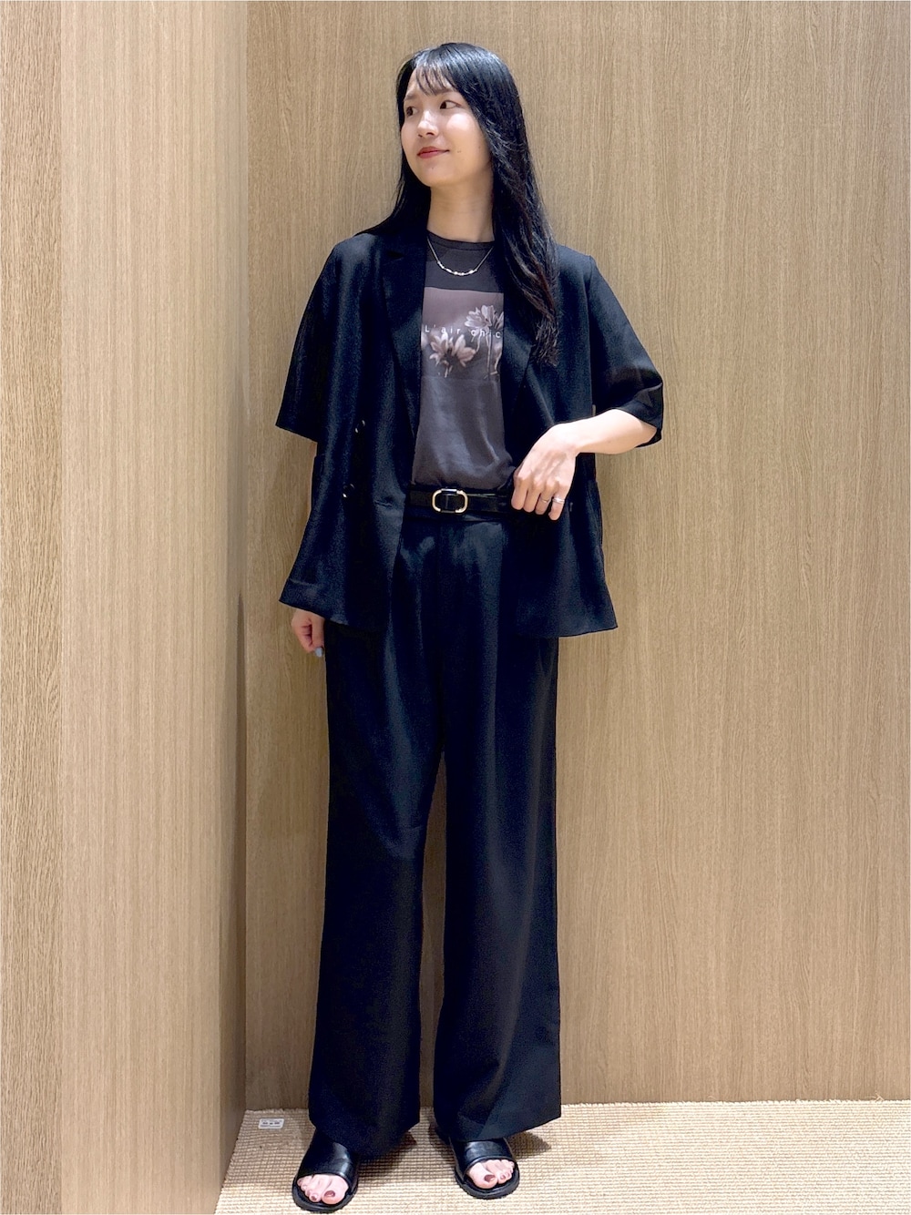 ブラック系のテーラードジャケット、グレー系のTシャツ/カットソー、ブラック系のその他パンツを着用したレディースの夏コーディネートの1枚目の写真