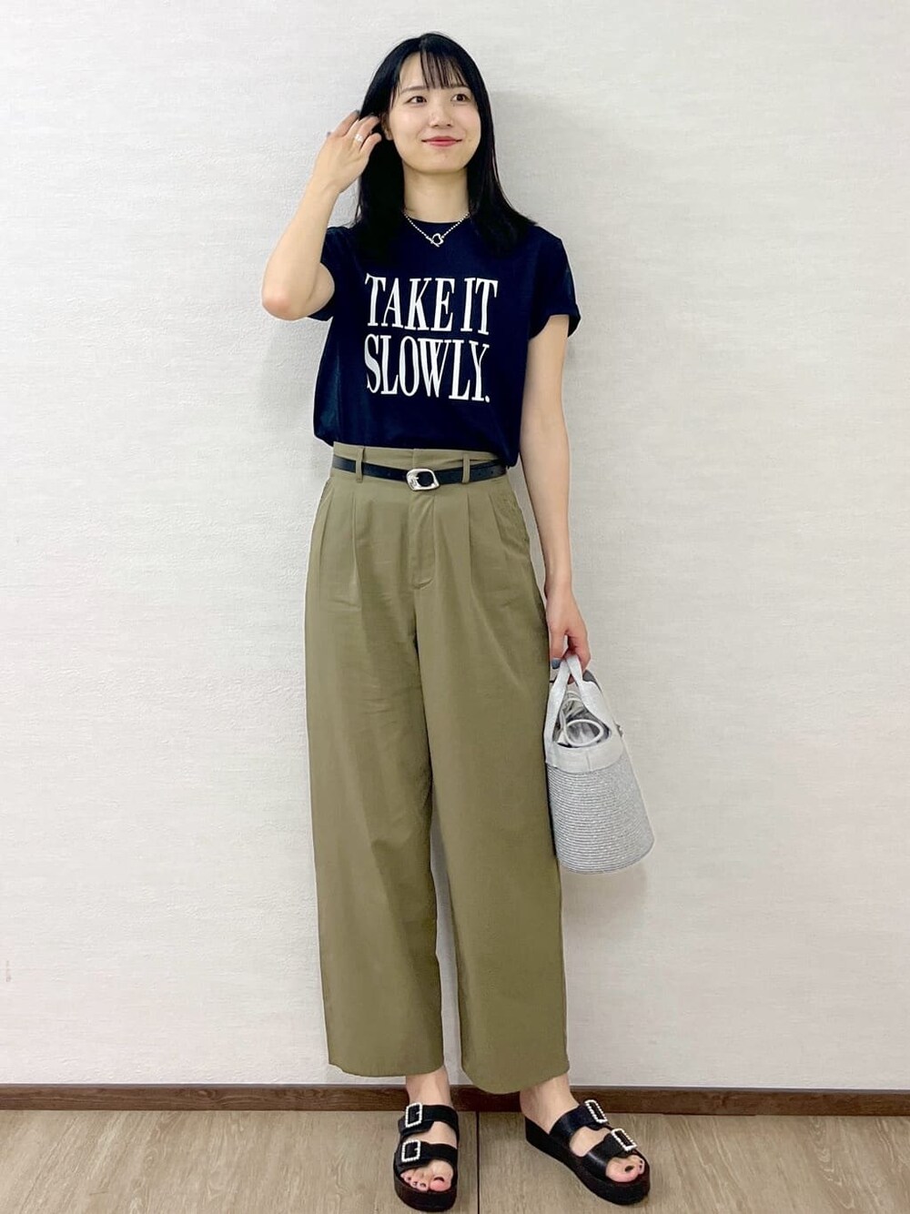 ブルー系のTシャツ/カットソー、グリーン系のその他パンツ、シルバー系のトートバッグを着用したレディースの夏コーディネートの1枚目の写真