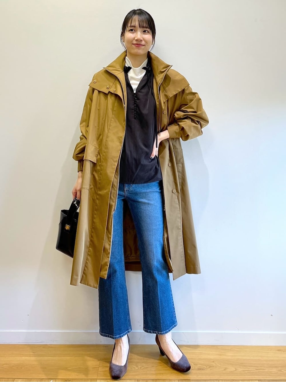 ブラック系のシャツ/ブラウス、ブルー系のデニムパンツ、グレー系のショルダーバッグを着用したレディースの冬コーディネートの1枚目の写真