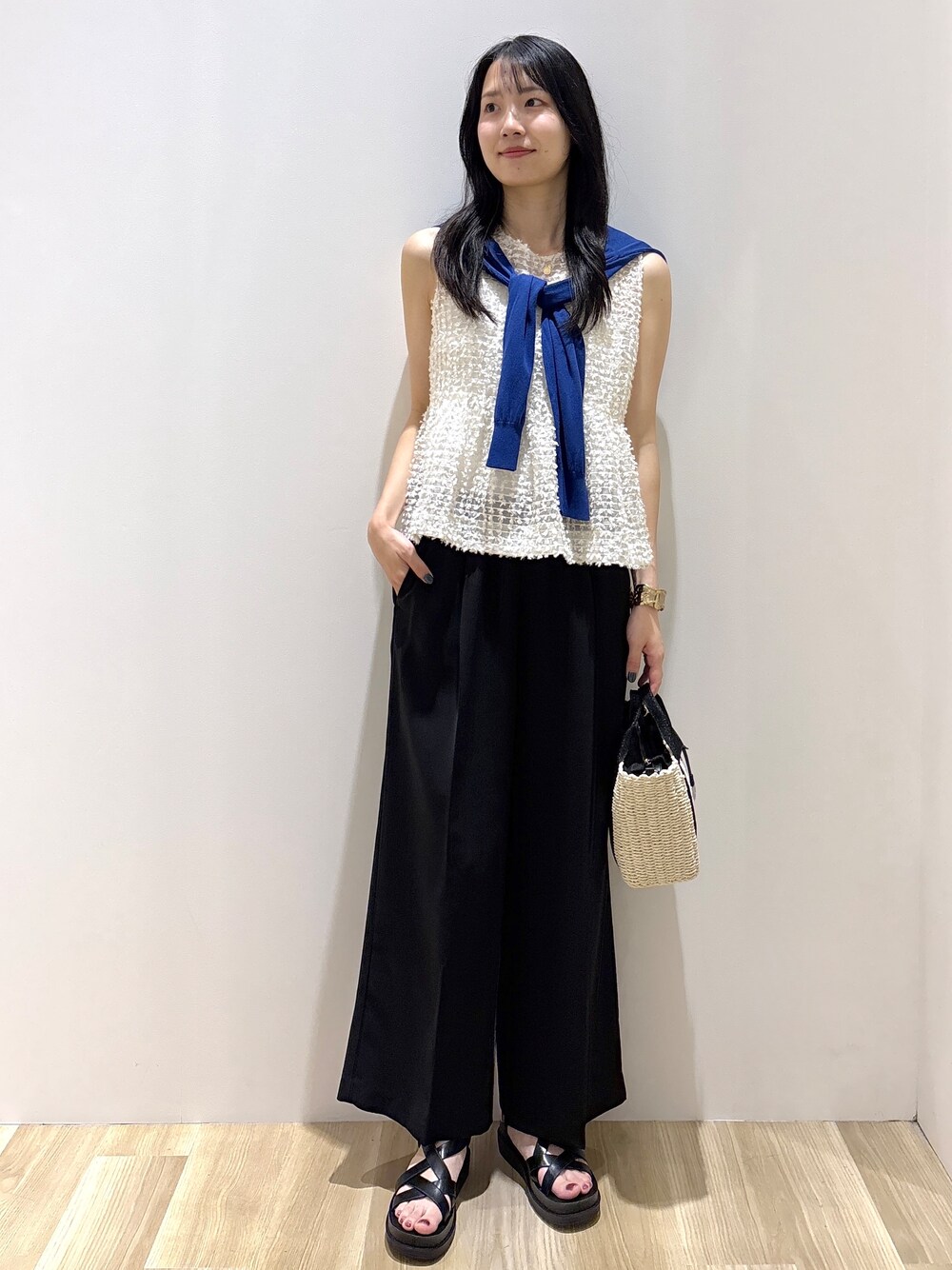 ブルー系のカーディガン/ボレロ、ホワイト系のシャツ/ブラウス、ブラック系のその他パンツを着用したレディースの夏コーディネートの1枚目の写真