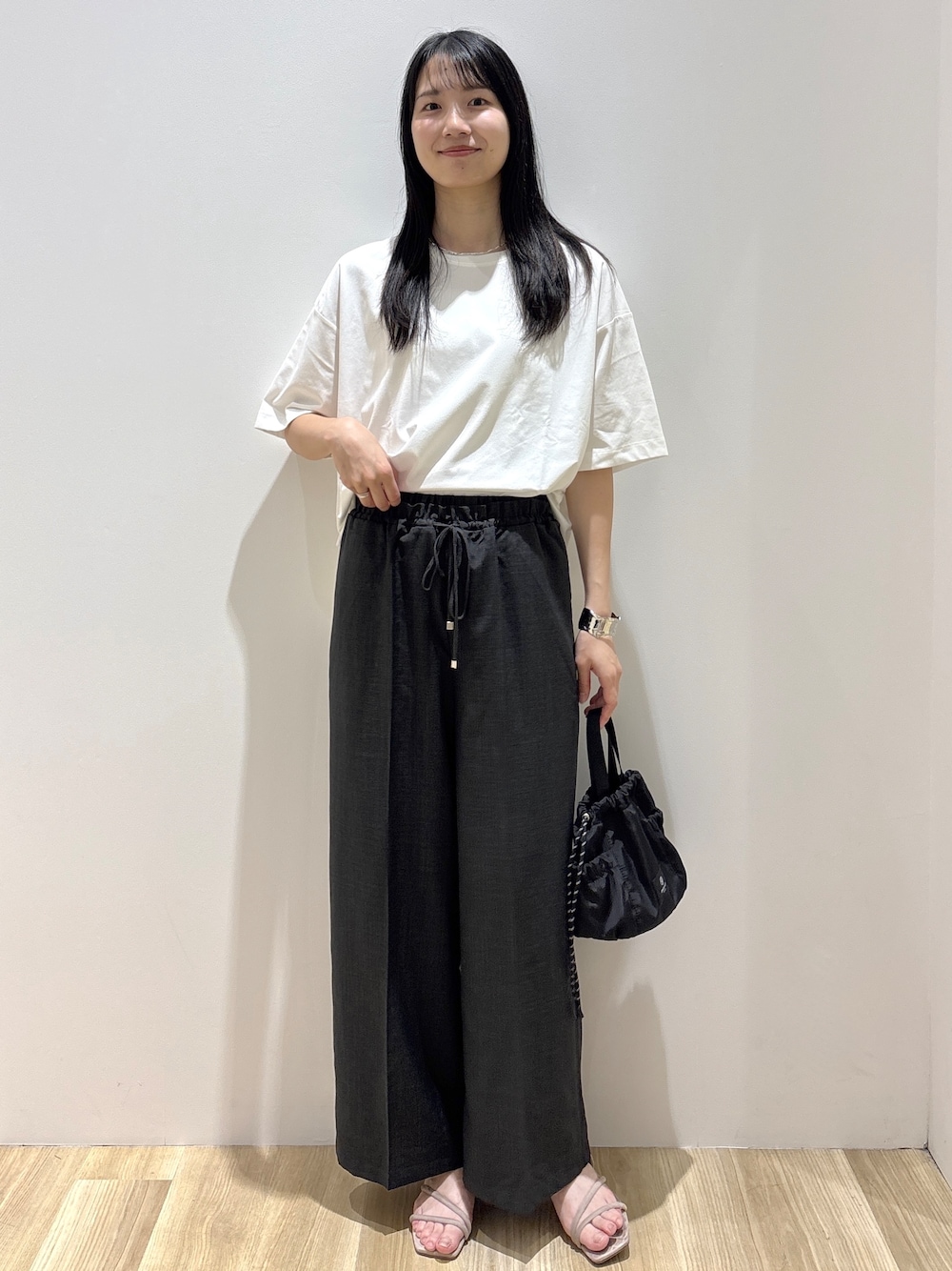ホワイト系のTシャツ/カットソー、グレー系のその他パンツ、ブラック系のショルダーバッグを着用したレディースの夏コーディネートの1枚目の写真