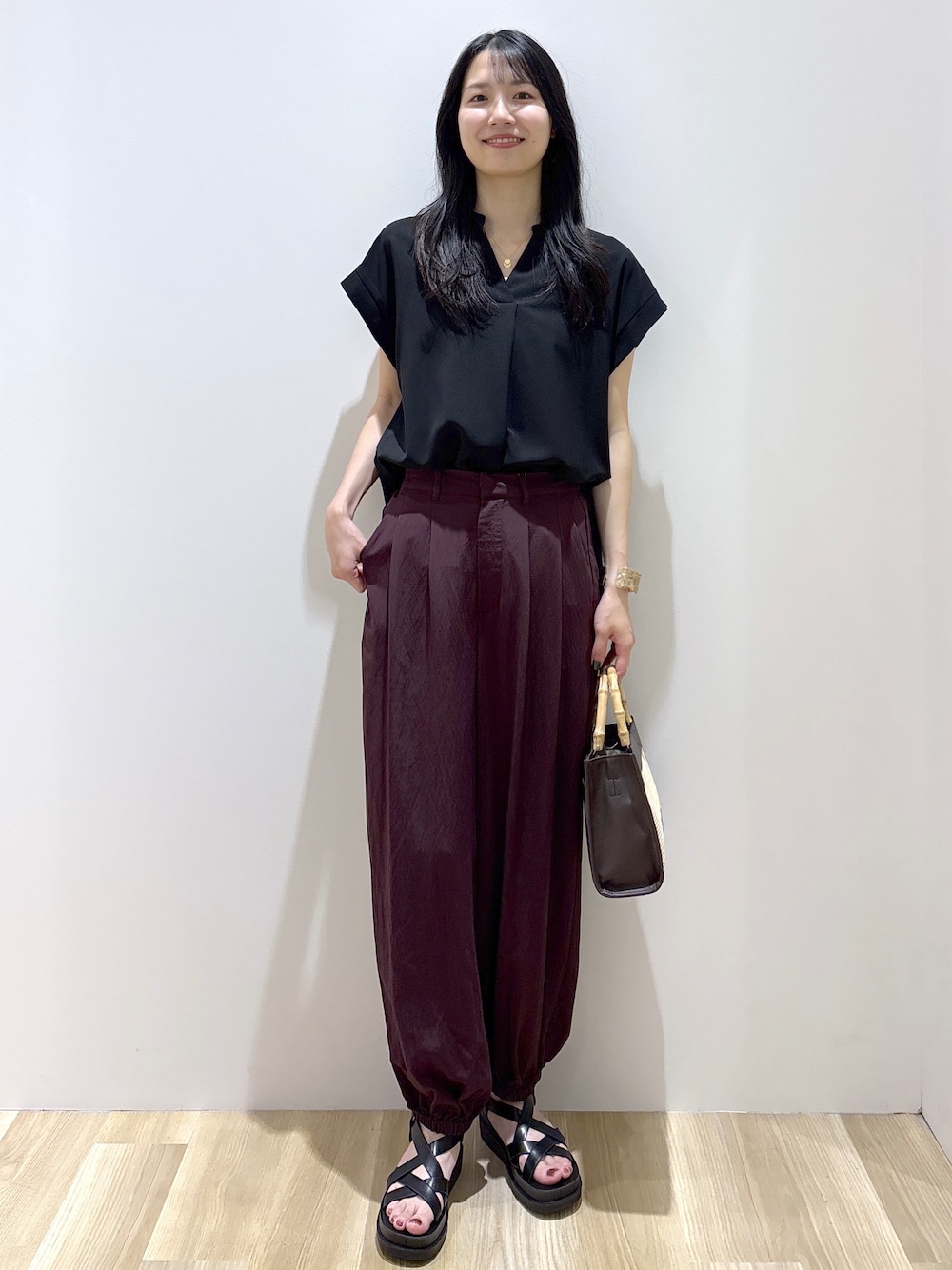 ブラック系のシャツ/ブラウス、ブラウン系のその他パンツ、ブラウン系のトートバッグを着用したレディースの夏コーディネートの1枚目の写真