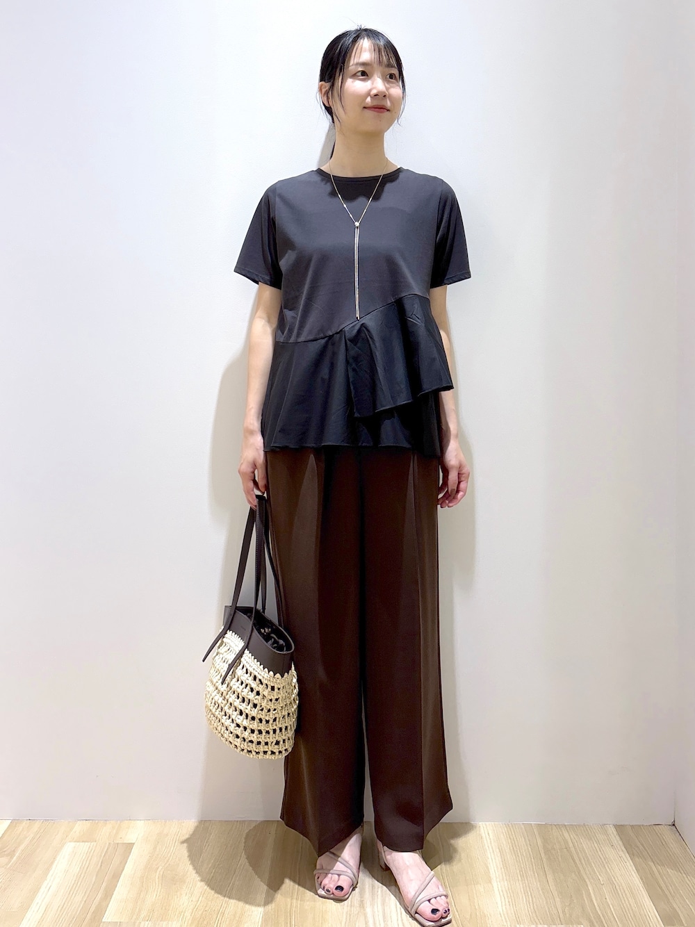 ブラック系のTシャツ/カットソー、ブラウン系のその他パンツ、ブラウン系のトートバッグを着用したレディースの夏コーディネートの1枚目の写真