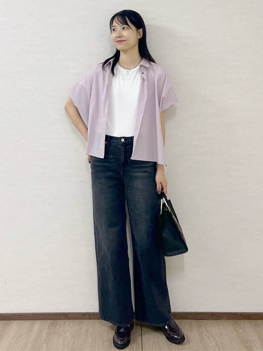 パープル系のシャツ/ブラウス、ホワイト系のTシャツ/カットソー、ブラック系のデニムパンツを着用したレディースの夏コーディネートの1枚目の写真