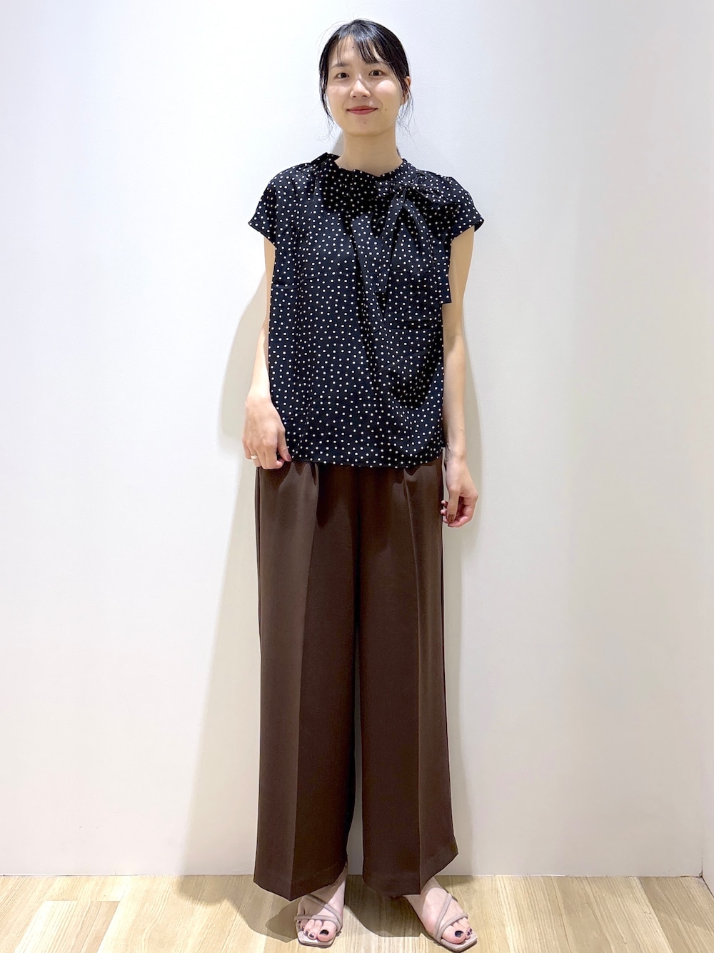ブラック系のシャツ/ブラウス、ブラウン系のその他パンツ、ベージュ系のサンダルを着用したレディースの夏コーディネートの1枚目の写真