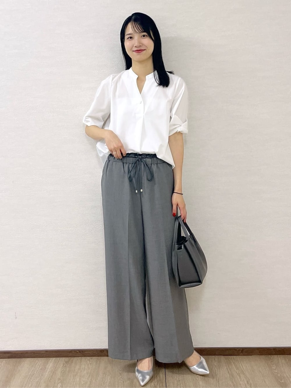 ホワイト系のシャツ/ブラウス、グレー系のその他パンツ、グレー系のショルダーバッグを着用したレディースの夏コーディネートの1枚目の写真