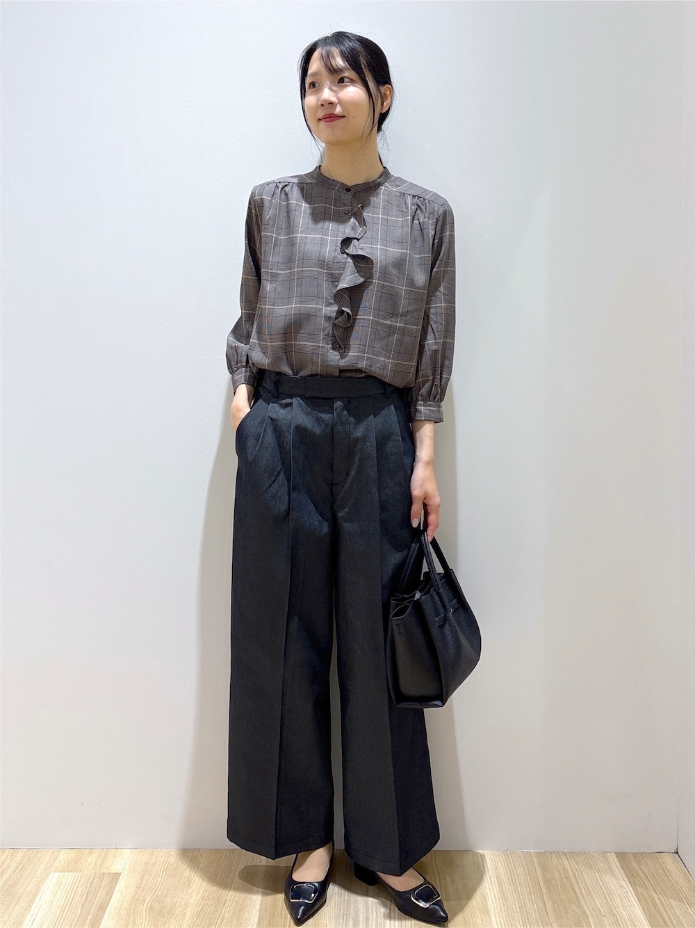 グレー系のシャツ/ブラウス、ブラック系のその他パンツ、ブラック系のトートバッグを着用したレディースの秋コーディネートの1枚目の写真