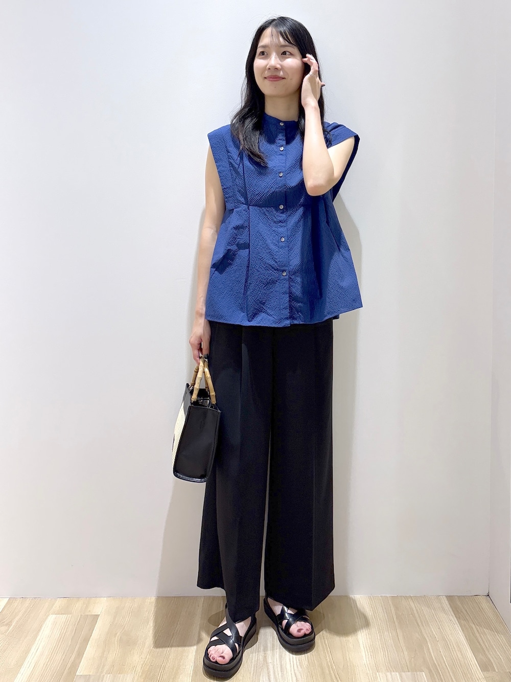 ブルー系のシャツ/ブラウス、ブラック系のその他パンツ、ブラック系のトートバッグを着用したレディースの夏コーディネートの1枚目の写真