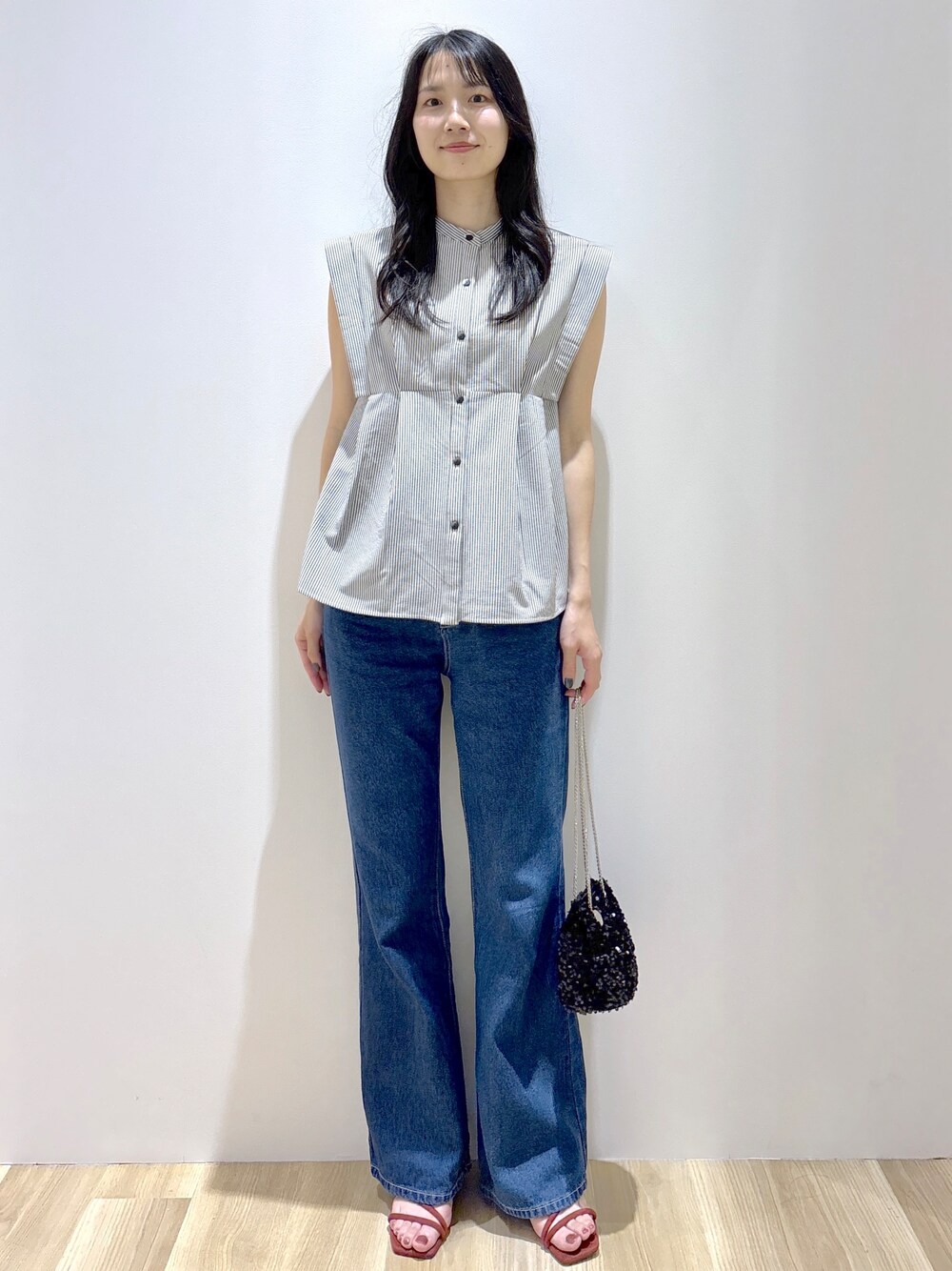 ホワイト系のシャツ/ブラウス、ブルー系のデニムパンツ、ブラック系のショルダーバッグを着用したレディースの夏コーディネートの1枚目の写真