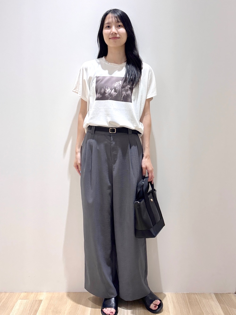 ホワイト系のTシャツ/カットソー、グレー系のその他パンツ、ブラック系のトートバッグを着用したレディースの夏コーディネートの1枚目の写真